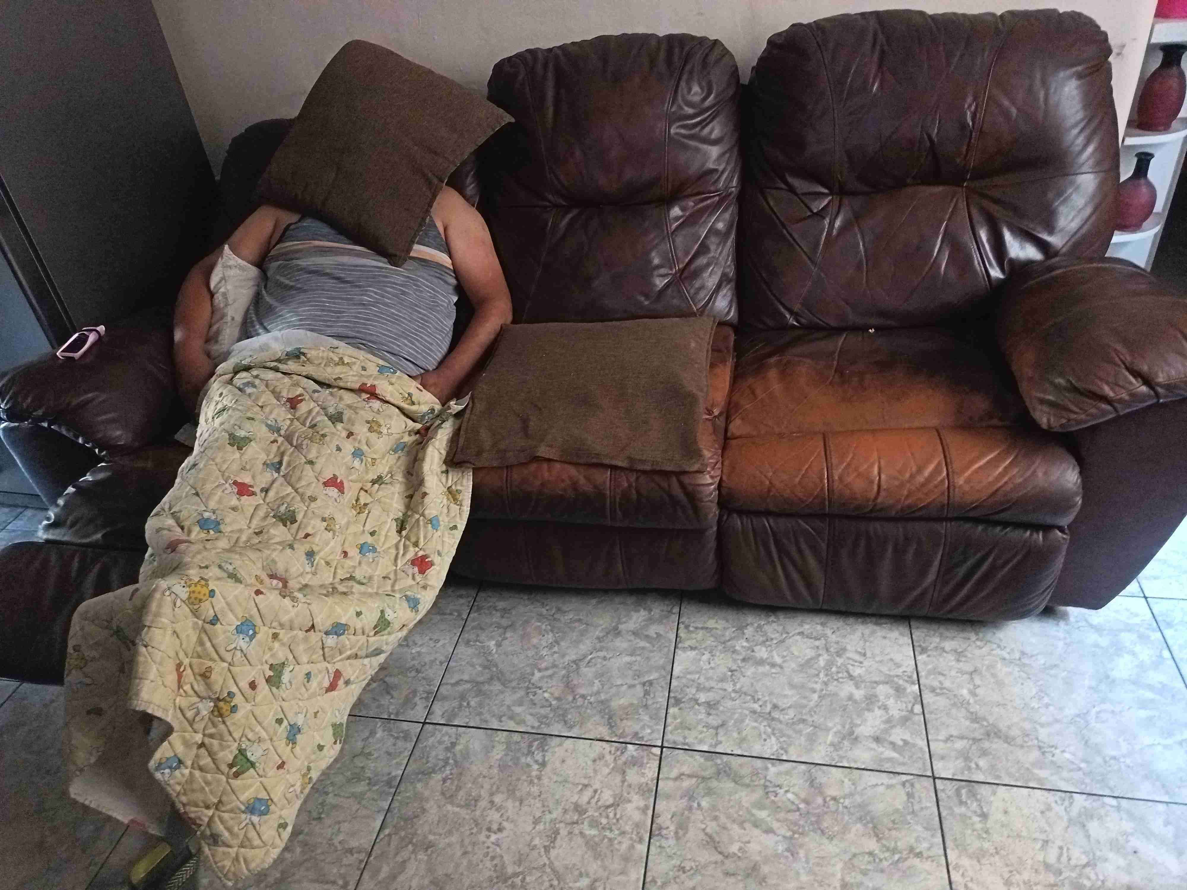 Sofá reclinable de cuero marrón - miniatura 1