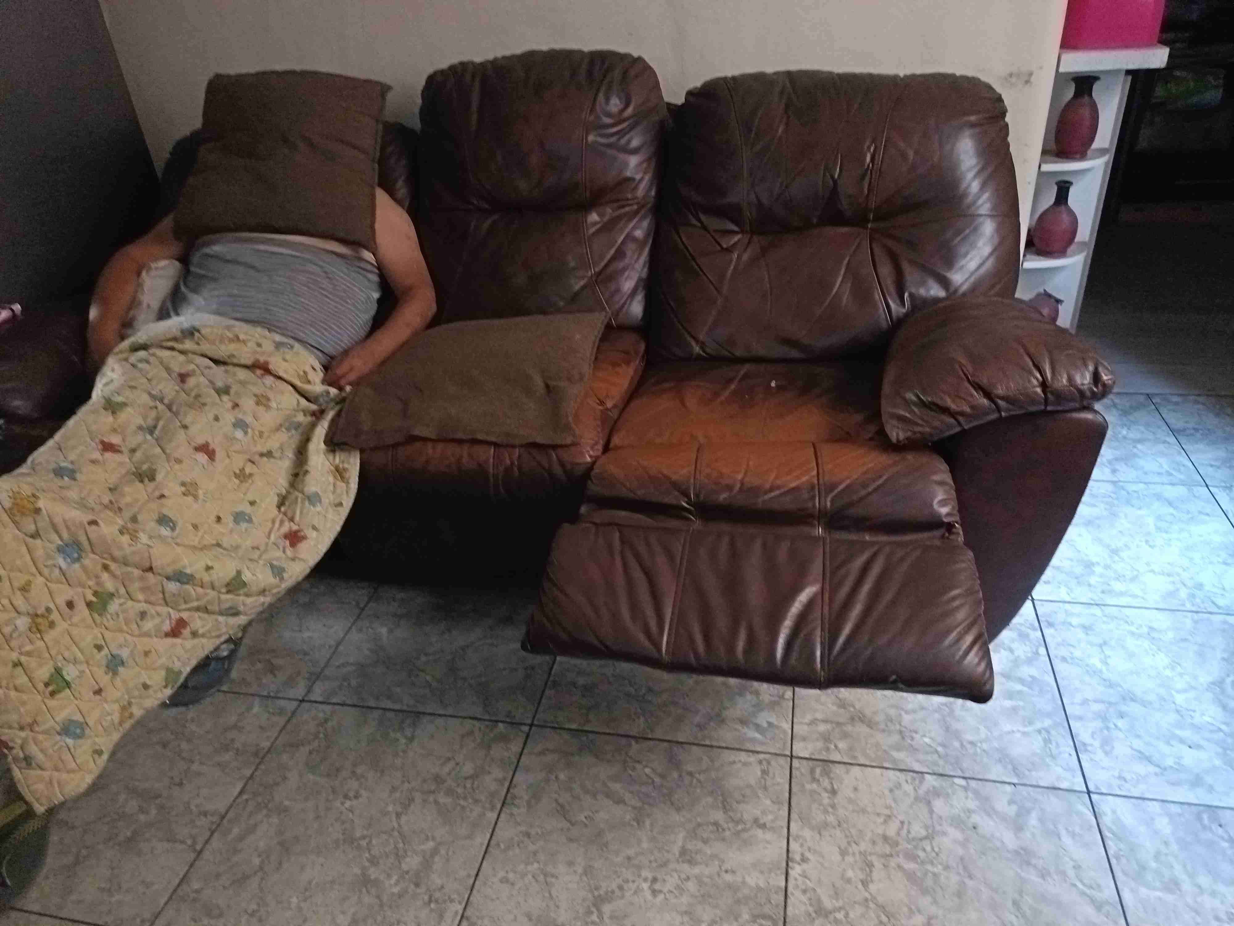 Sofá reclinable de cuero marrón - miniatura 2