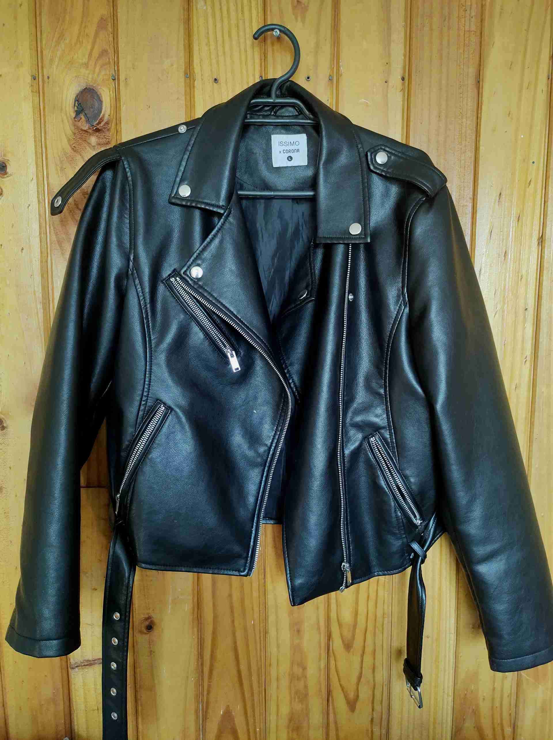 Chaqueta de cuerina sintetica negra
