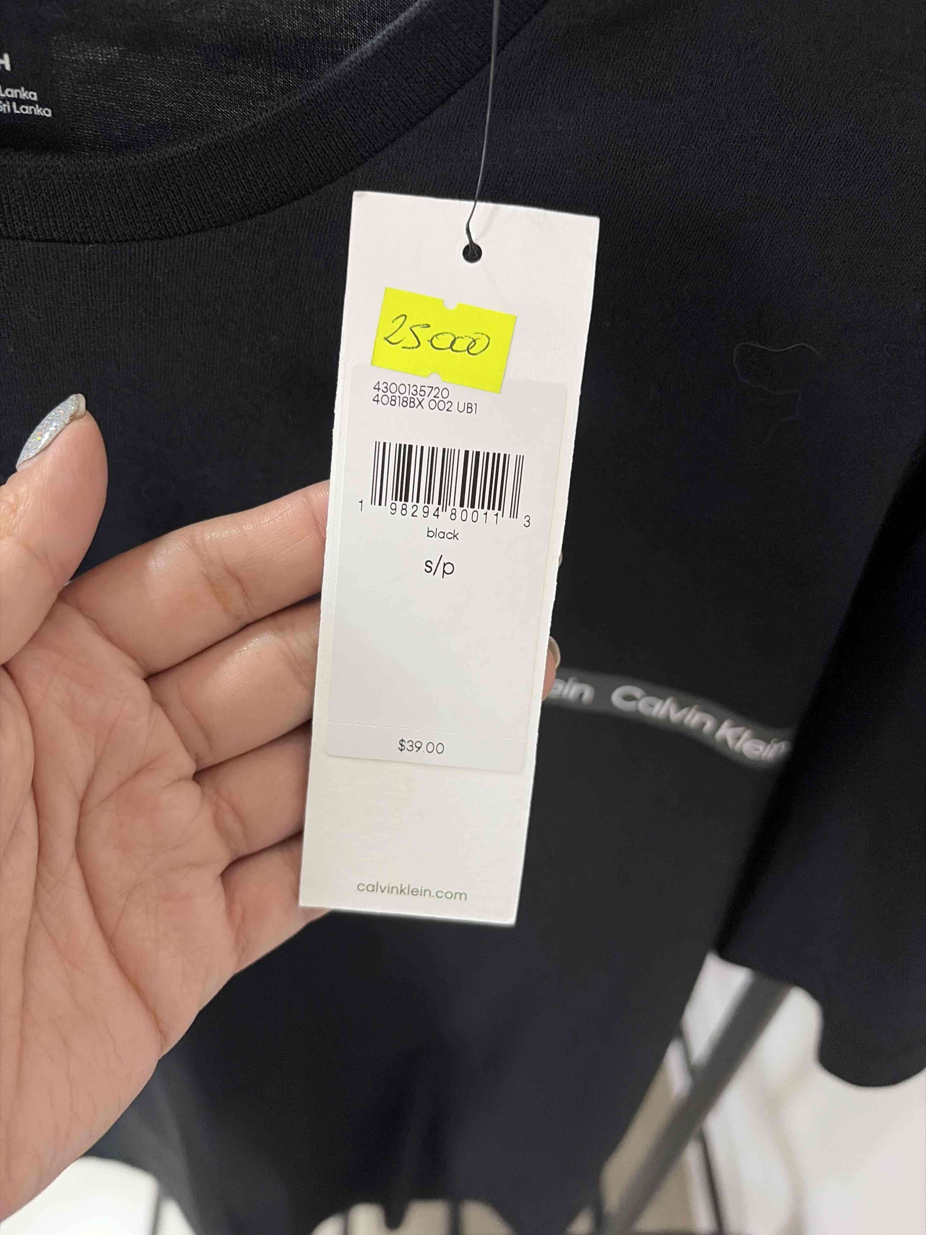 Polera negra Calvin Klein - 3