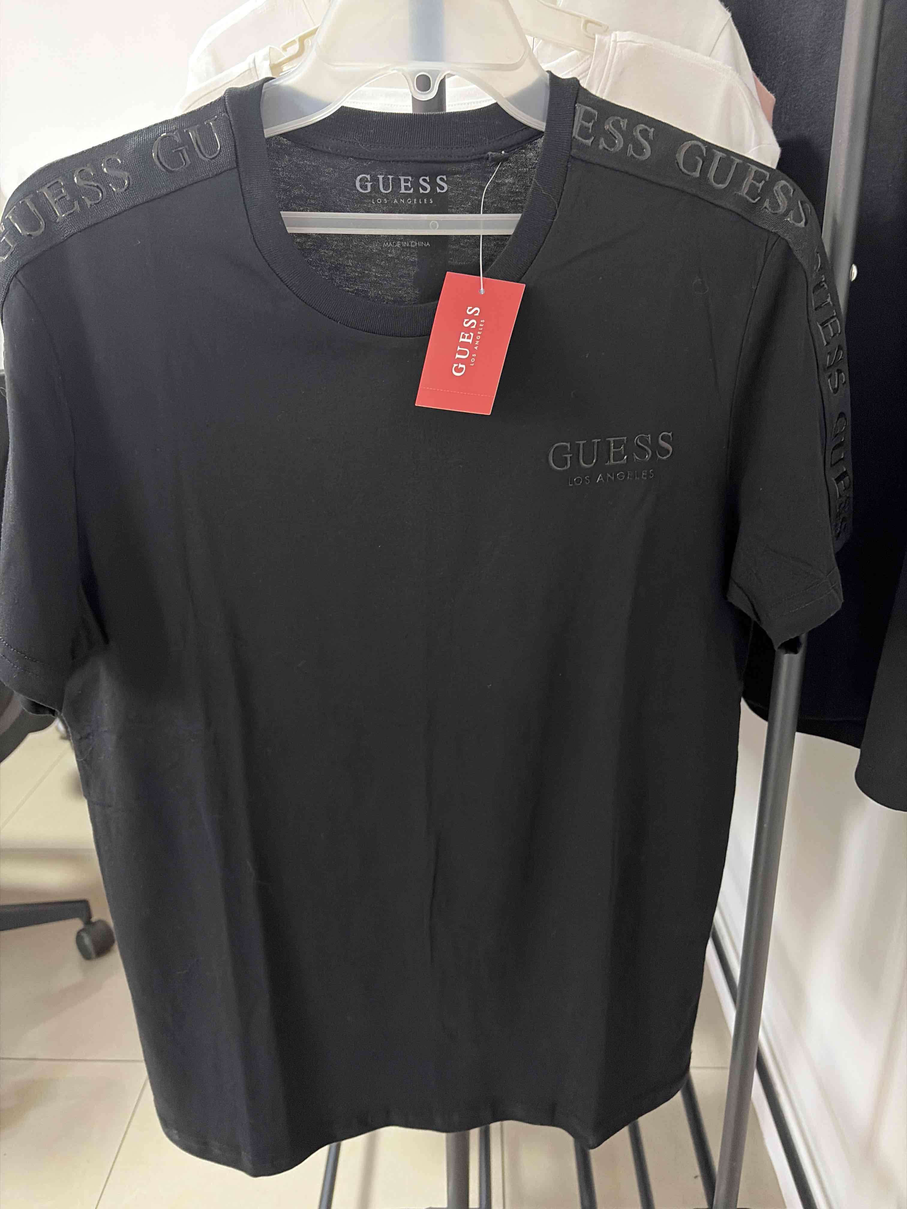 Polera negra Guess nueva - miniatura 1