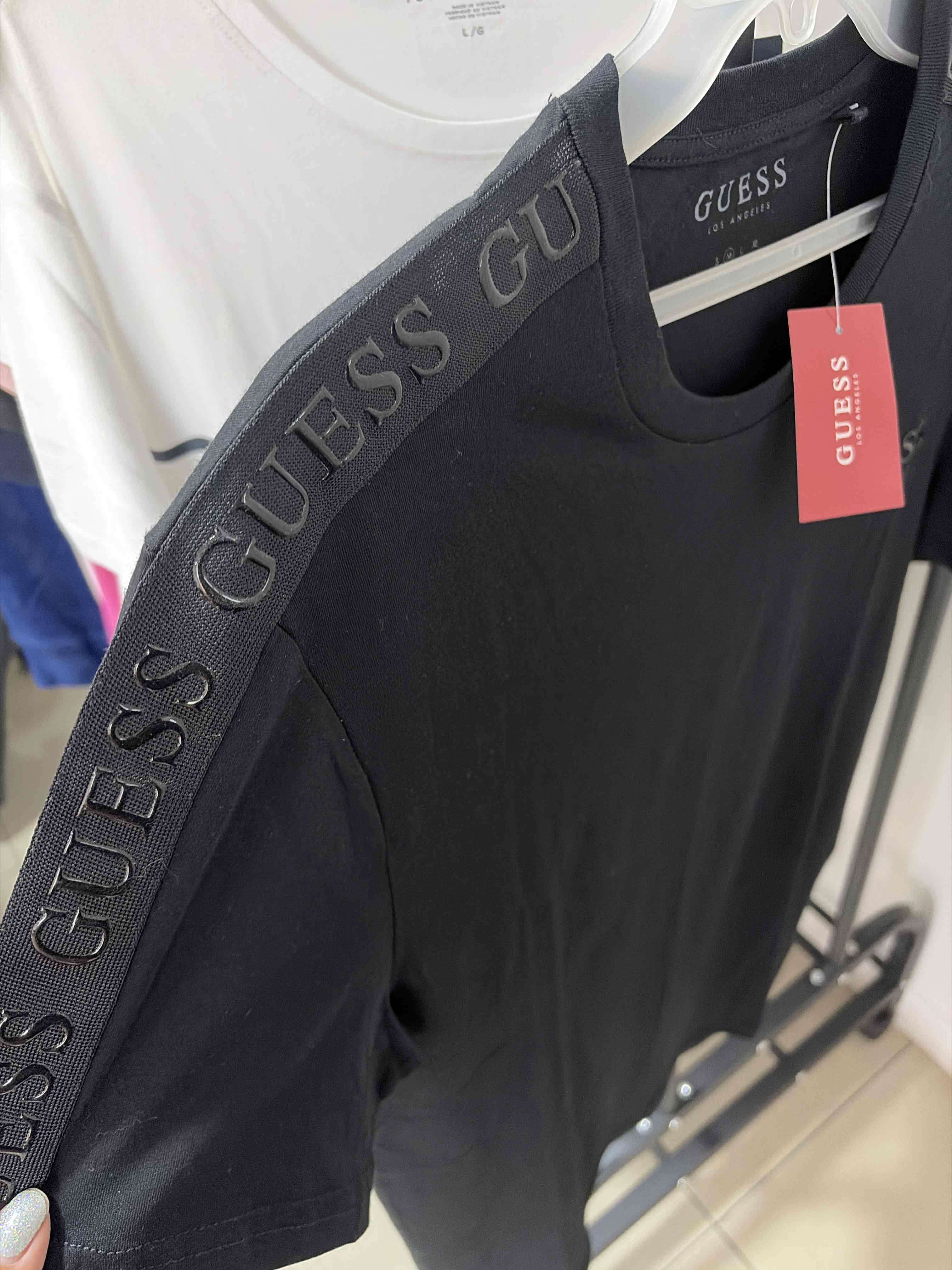 Polera negra Guess nueva - miniatura 2