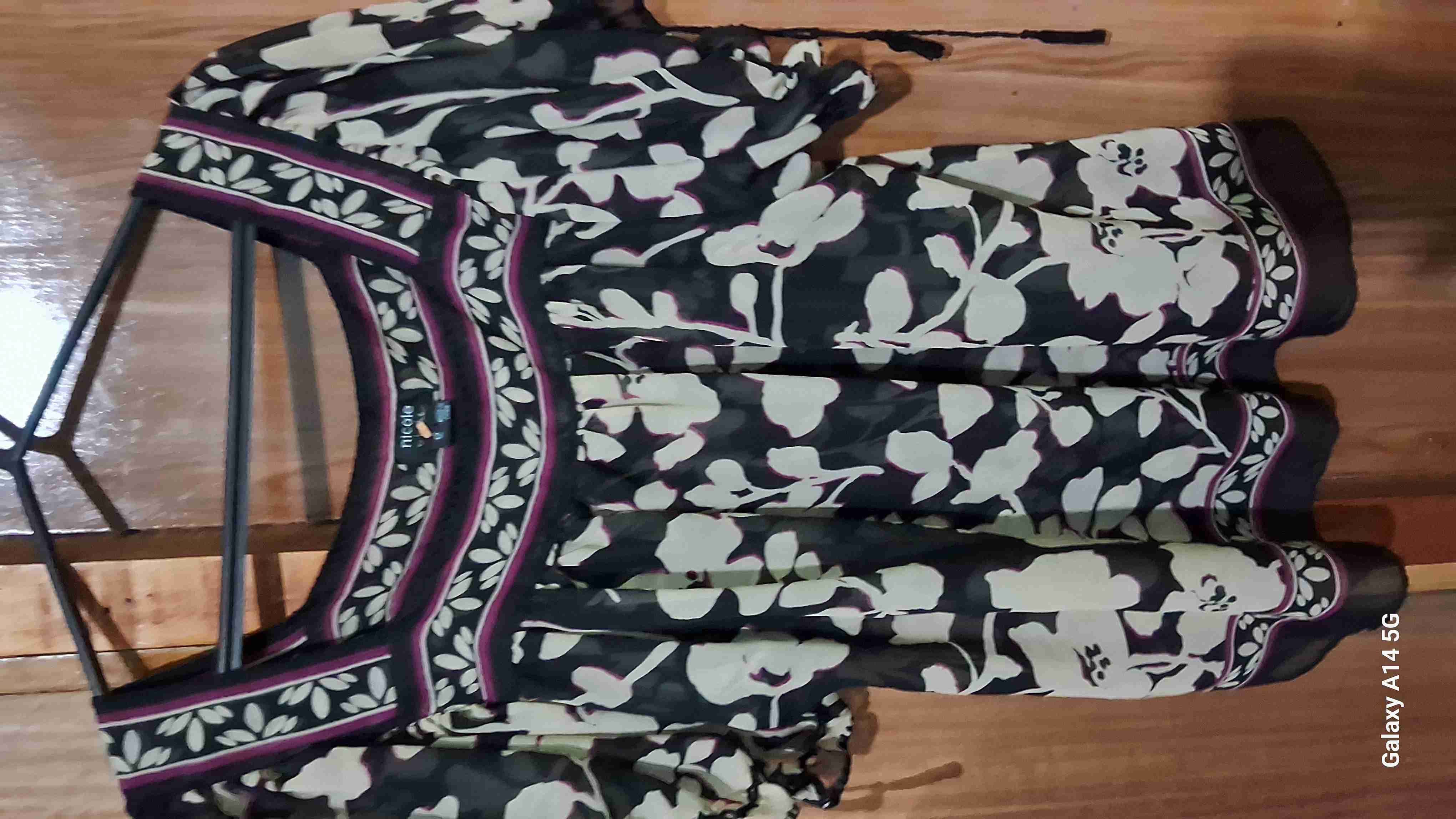 Blusa floral blanca y negra - 1