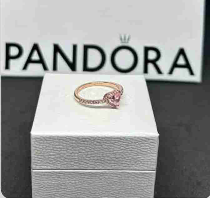 Anillo  Dorado Pandora con piedra rosa