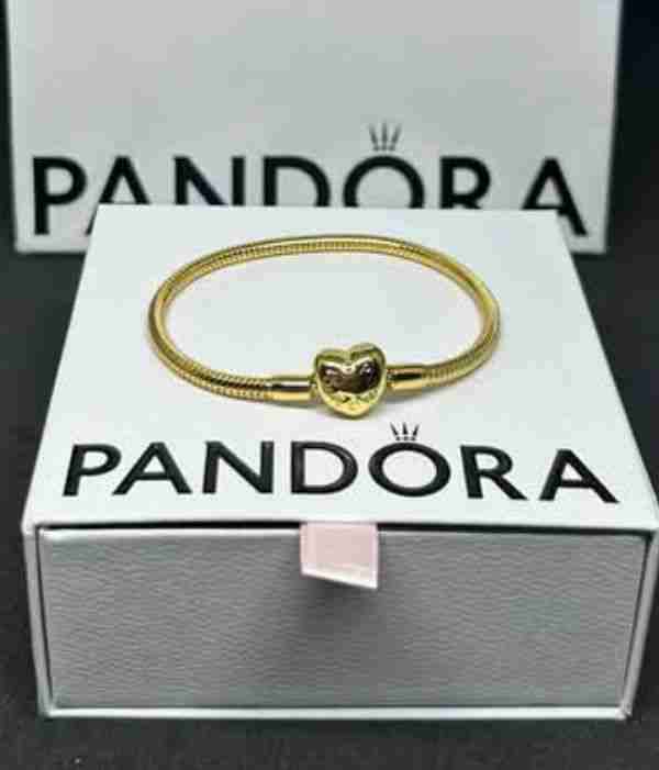 Pulsera Pandora dorada con corazón