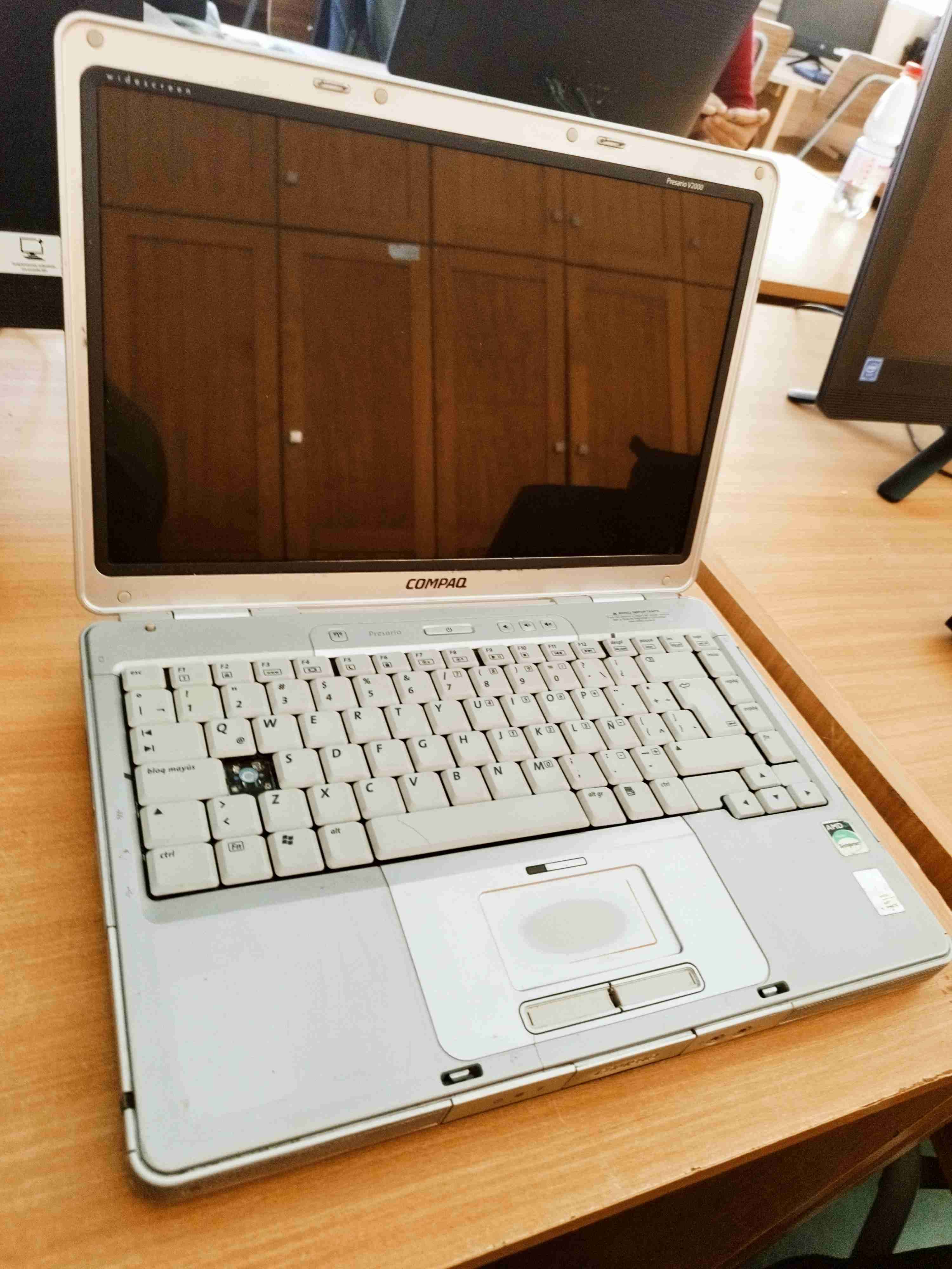 Laptop Compaq Presario V2000 - 1