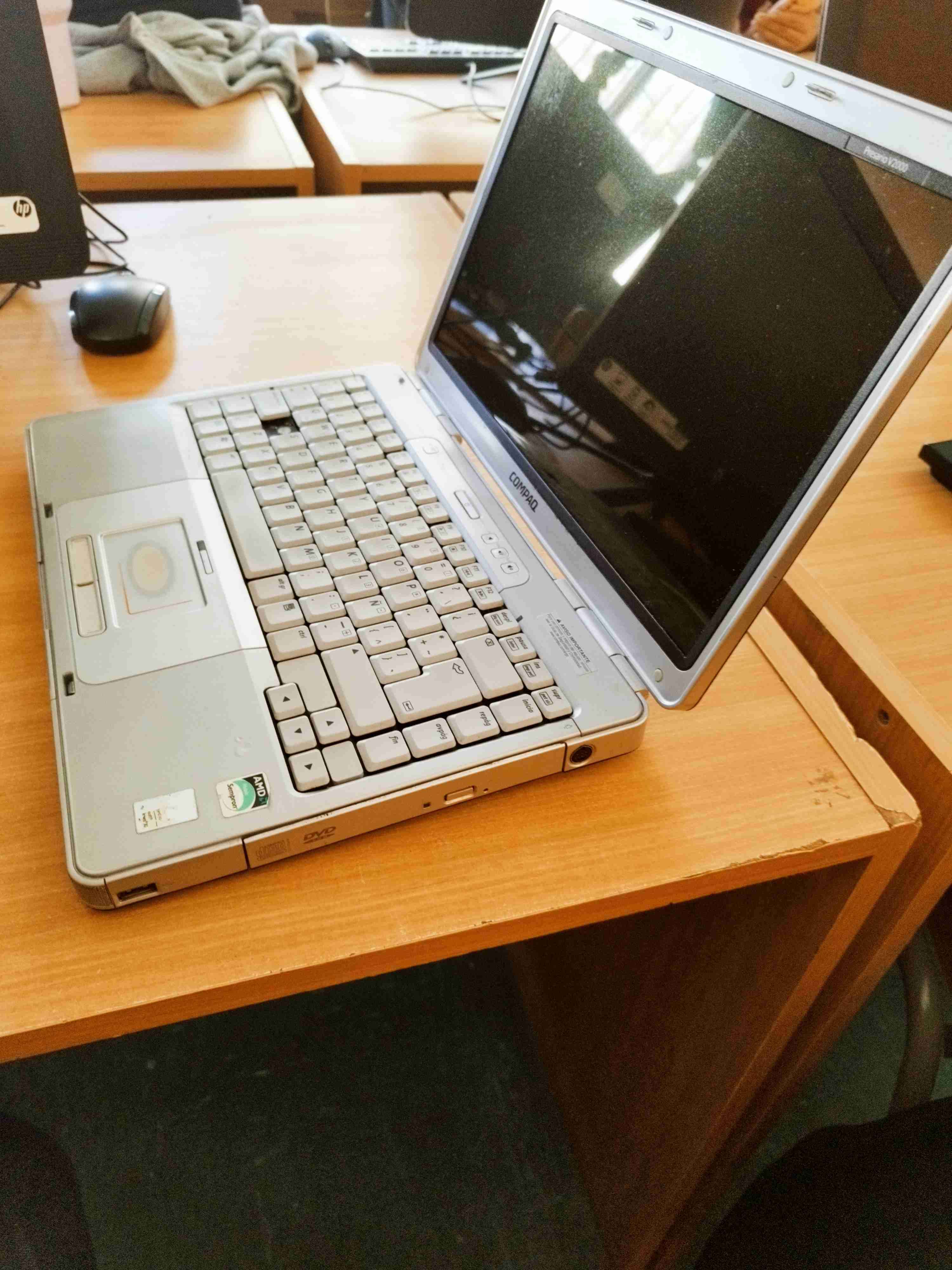 Laptop Compaq Presario V2000 - 2