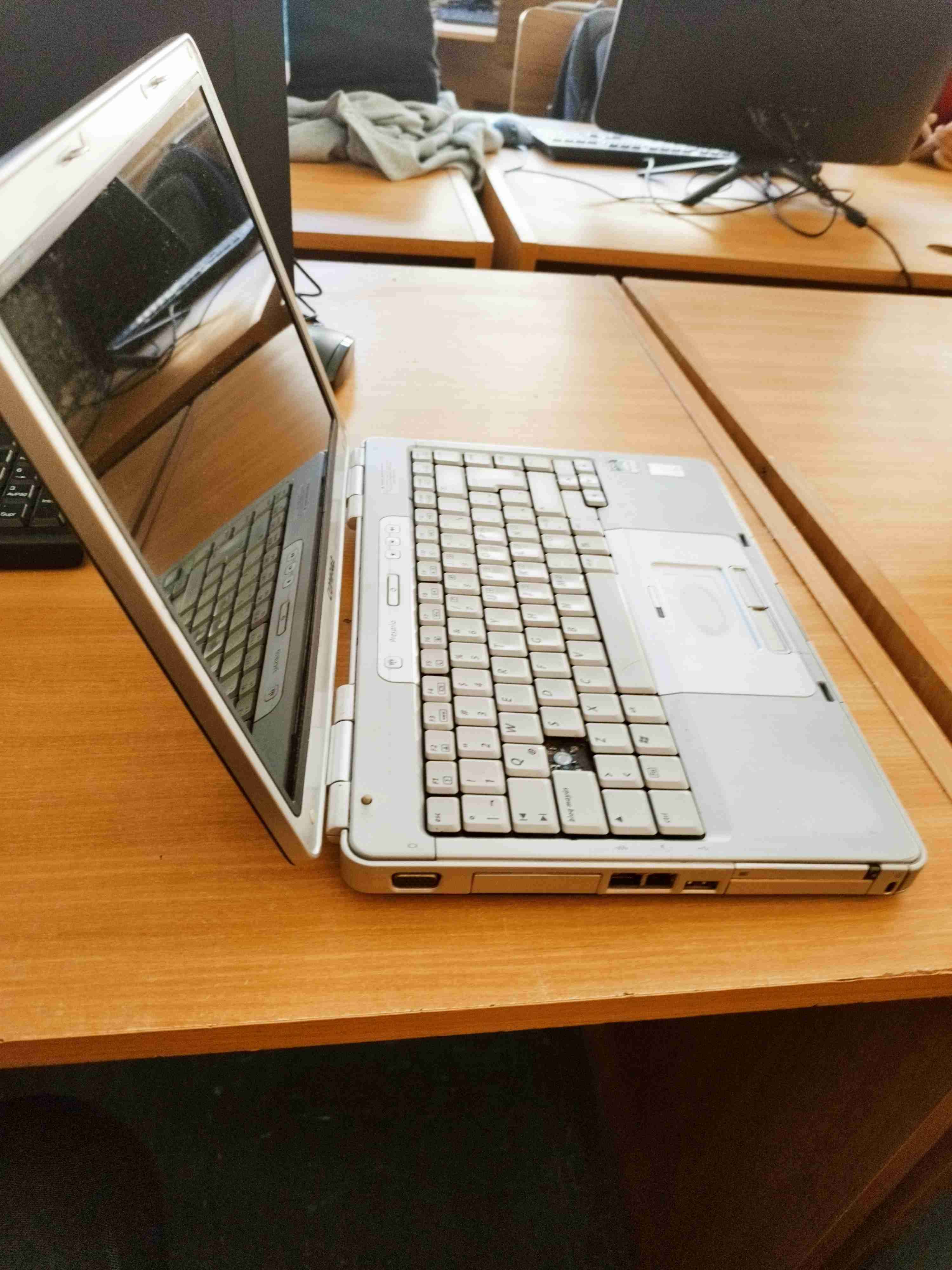 Laptop Compaq Presario V2000 - 3