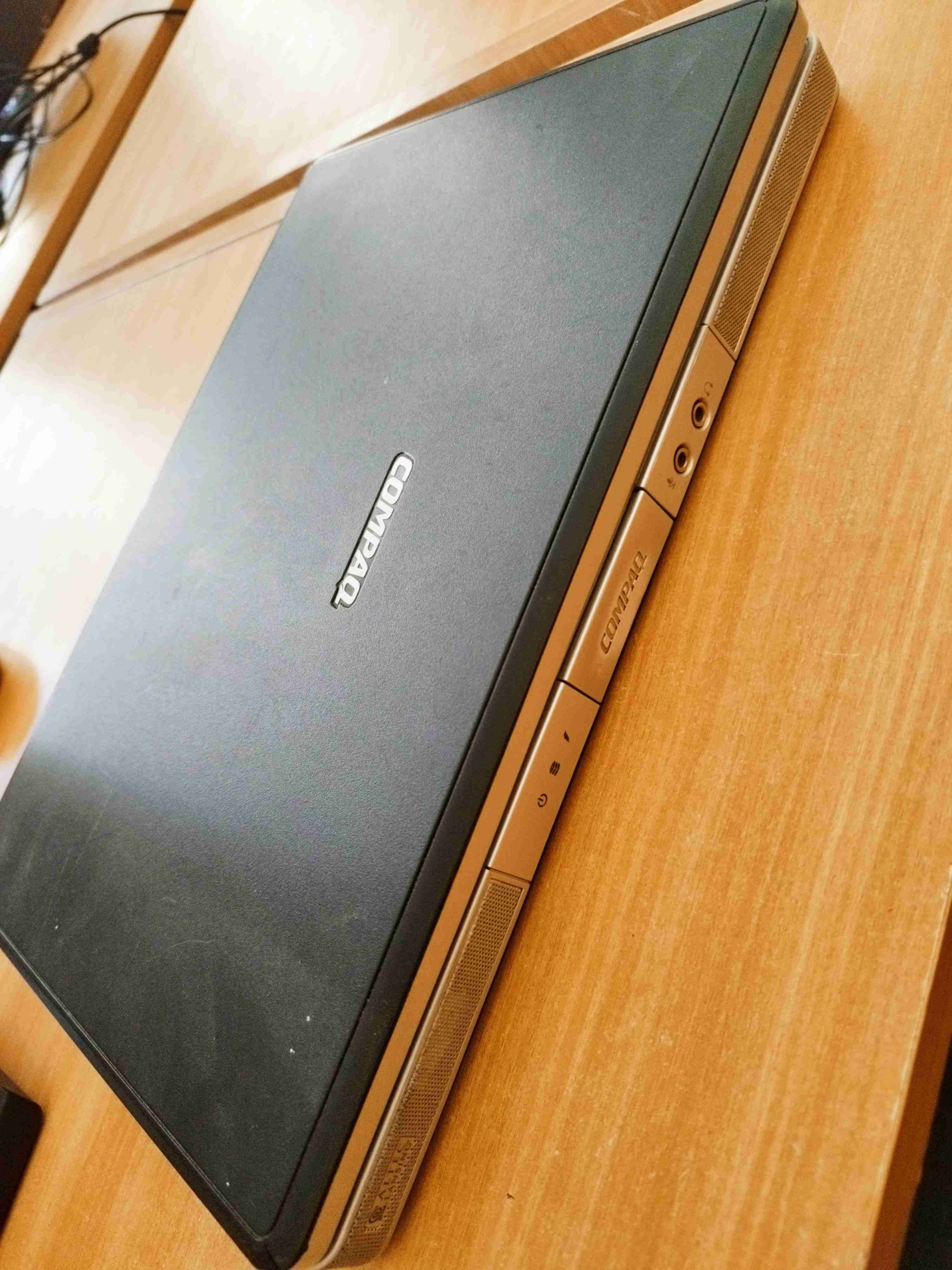 Laptop Compaq Presario V2000 - 4