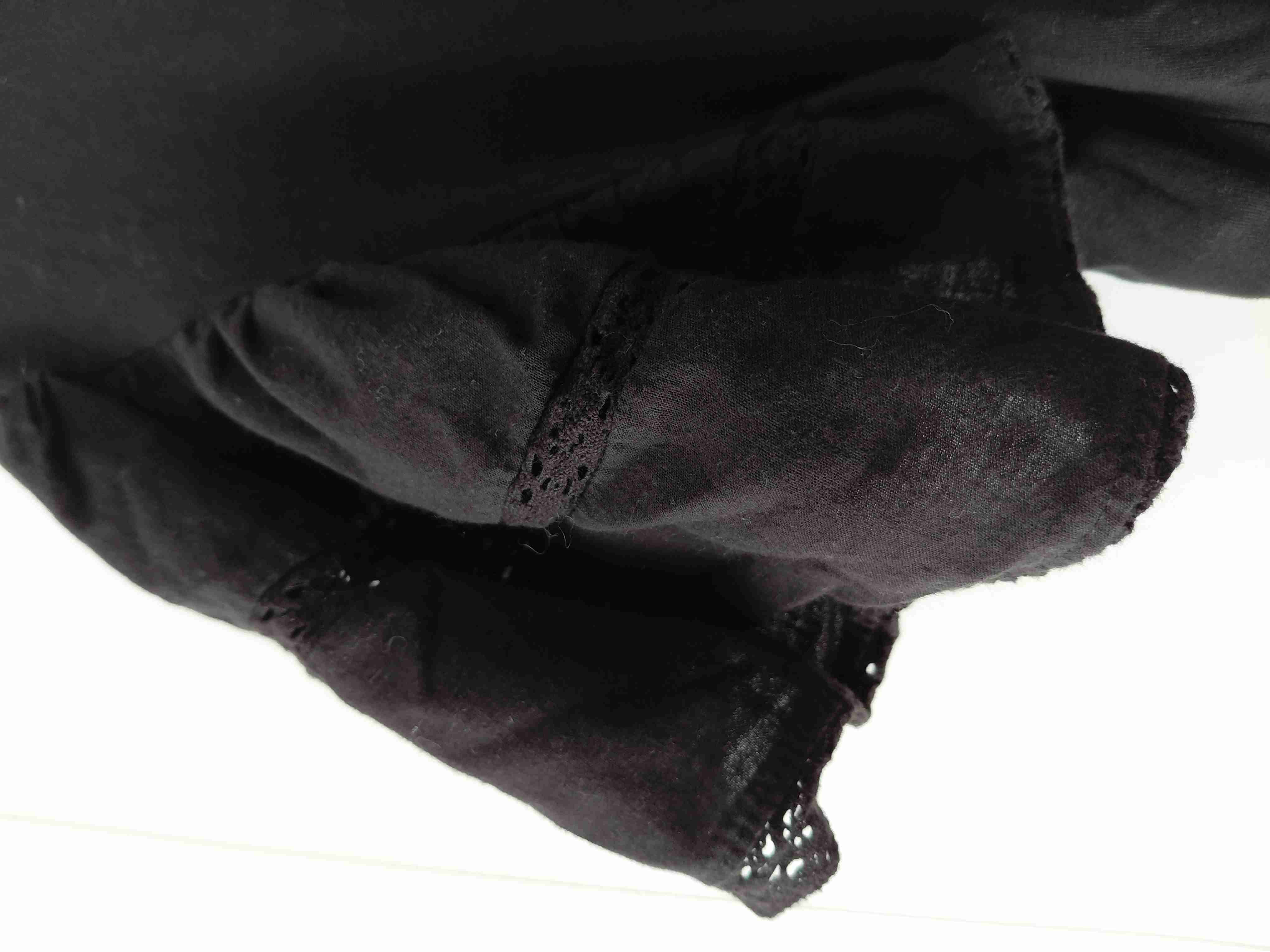 Blusa negra con mangas anchas de encaje - 1