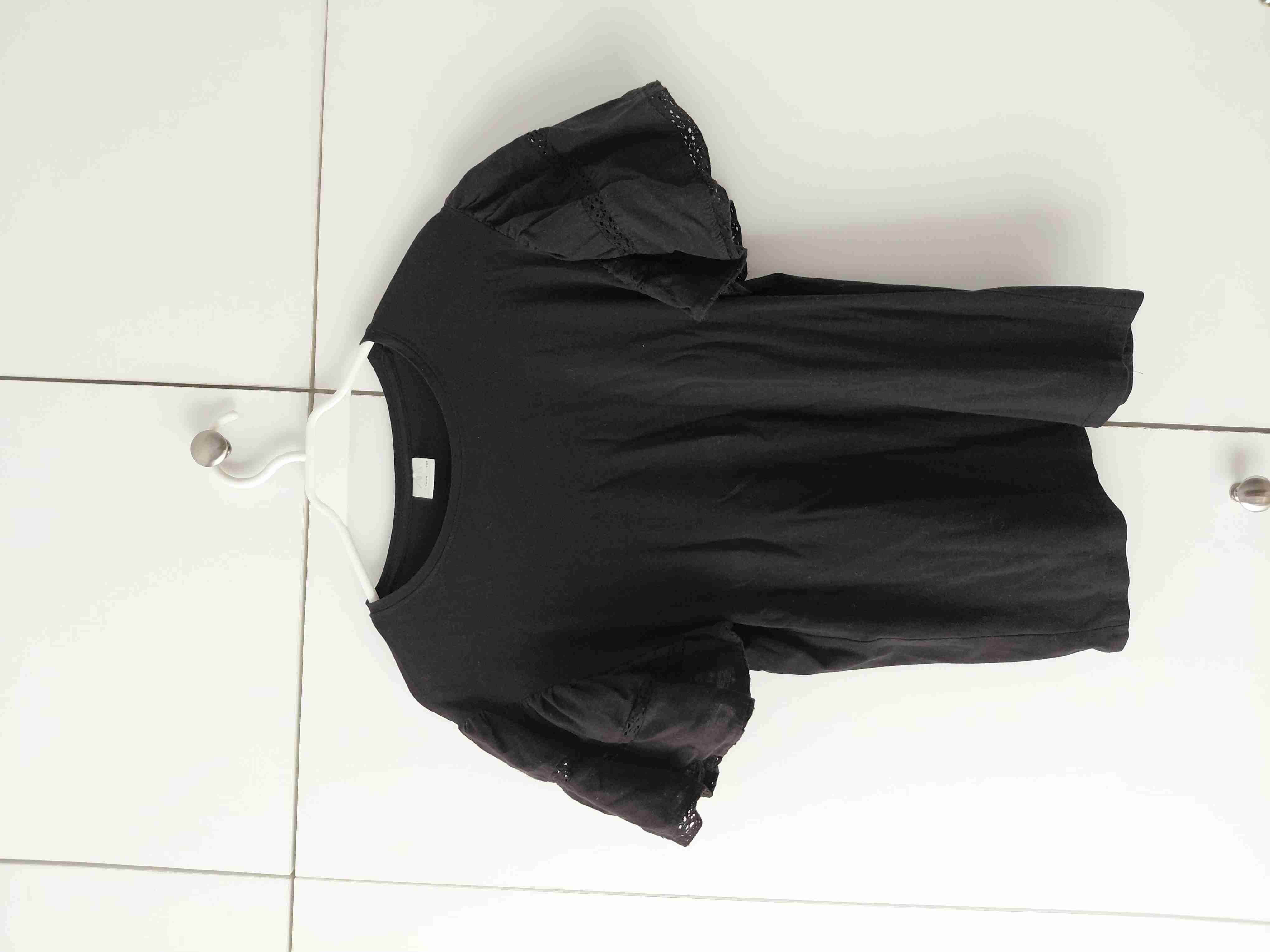 Blusa negra con mangas anchas de encaje - 2