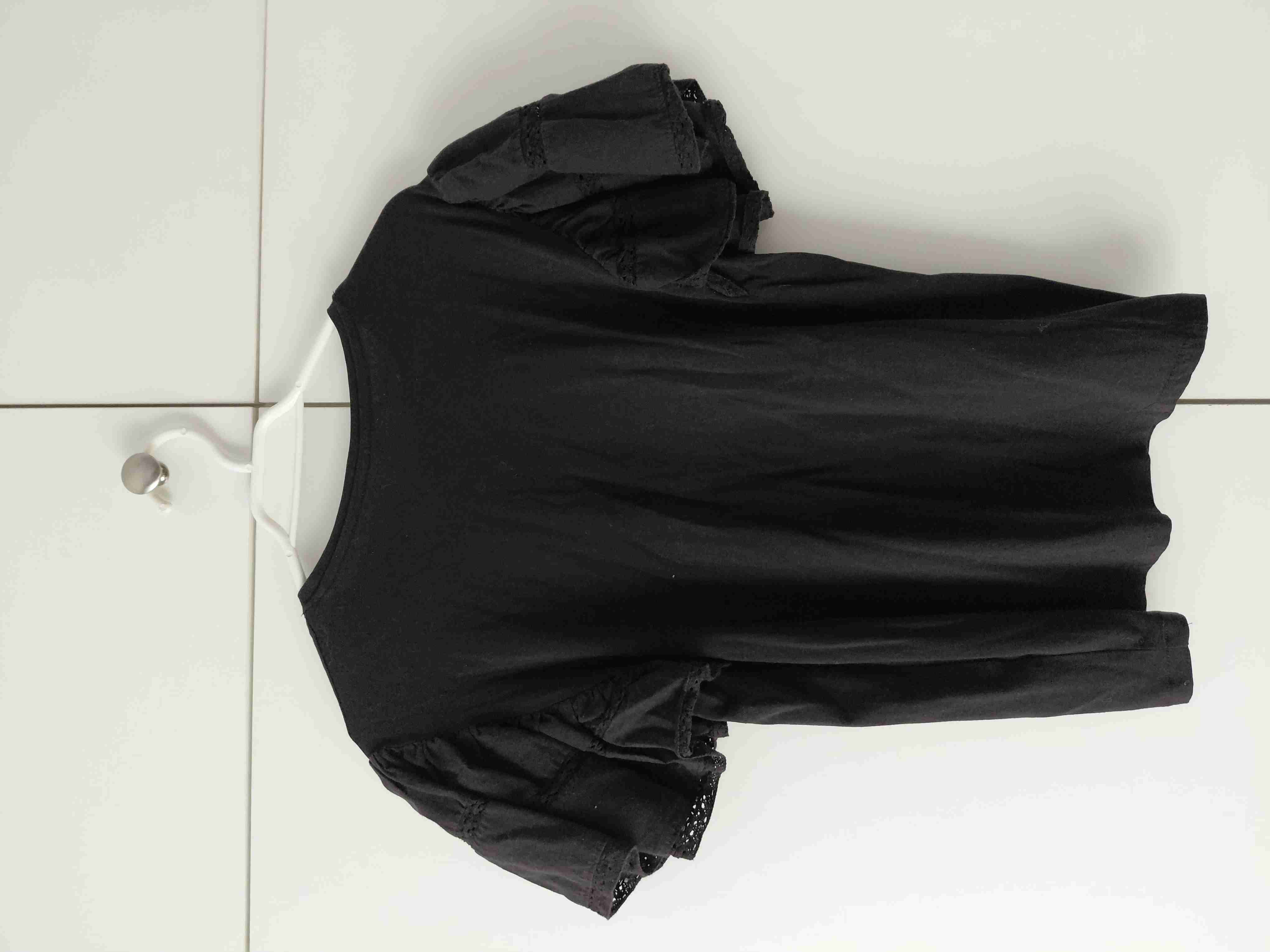 Blusa negra con mangas anchas de encaje - 3