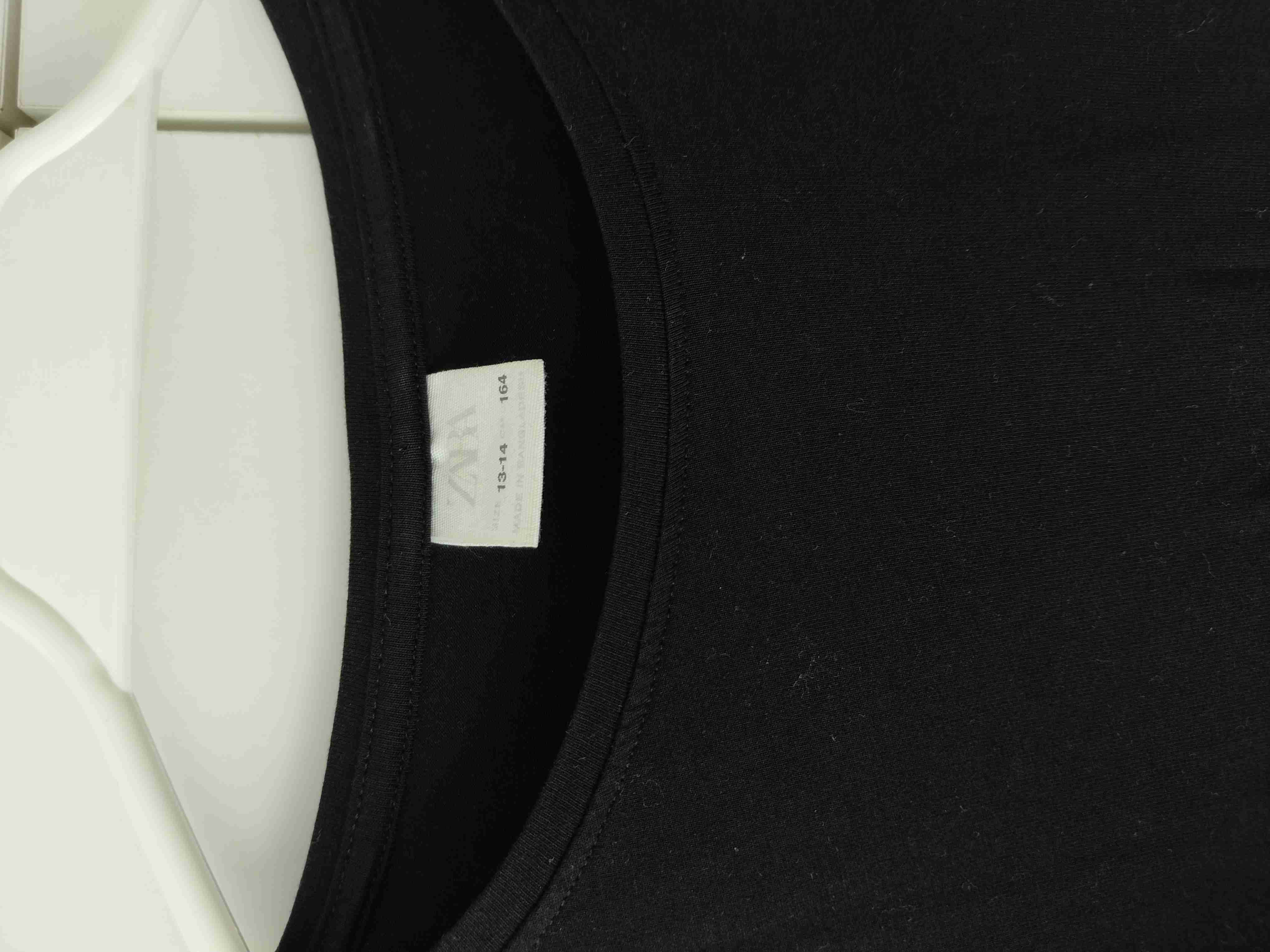 Blusa negra con mangas anchas de encaje - 4