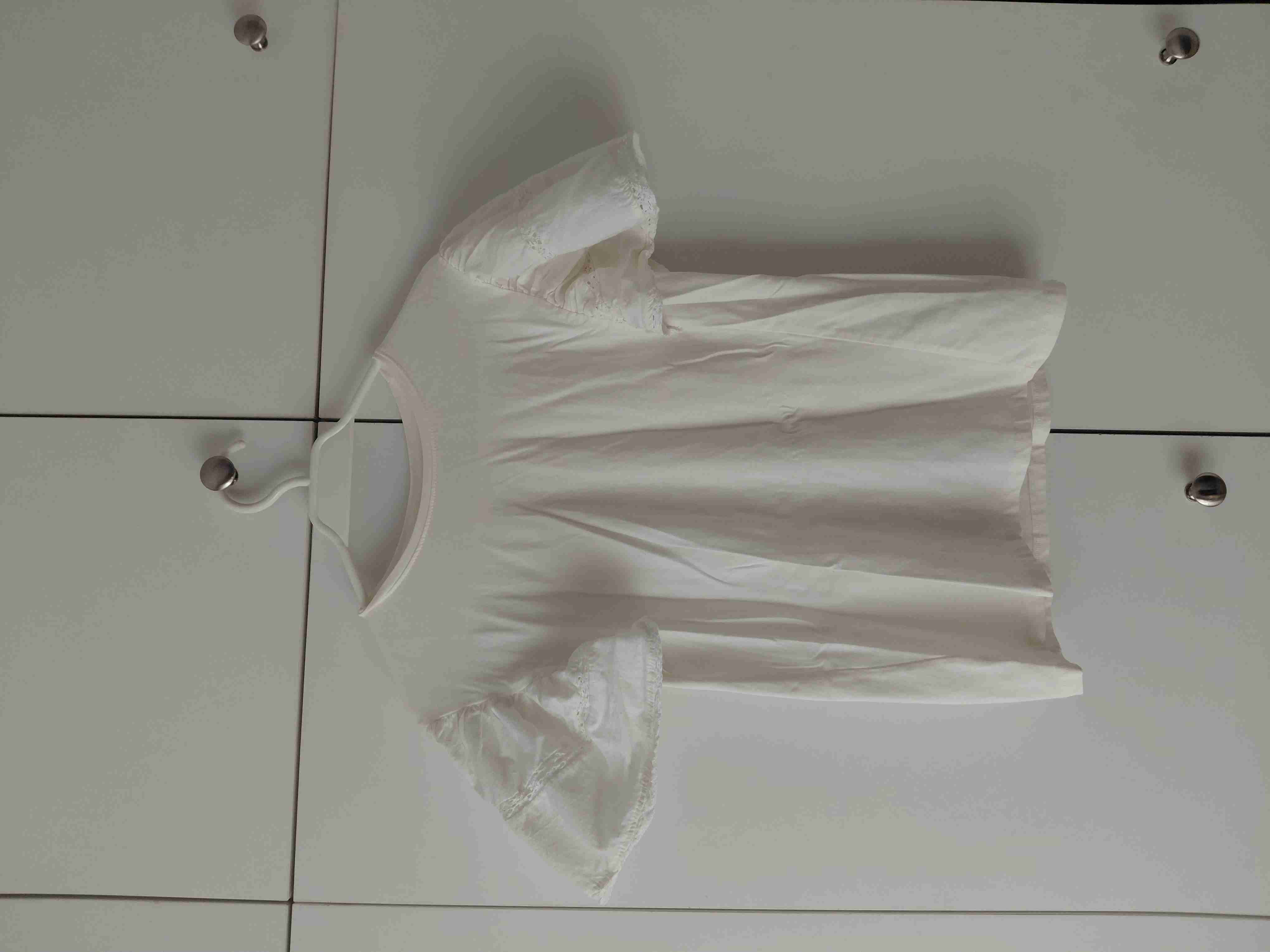 Blusa blanca con mangas anchas y encaje - miniatura 2