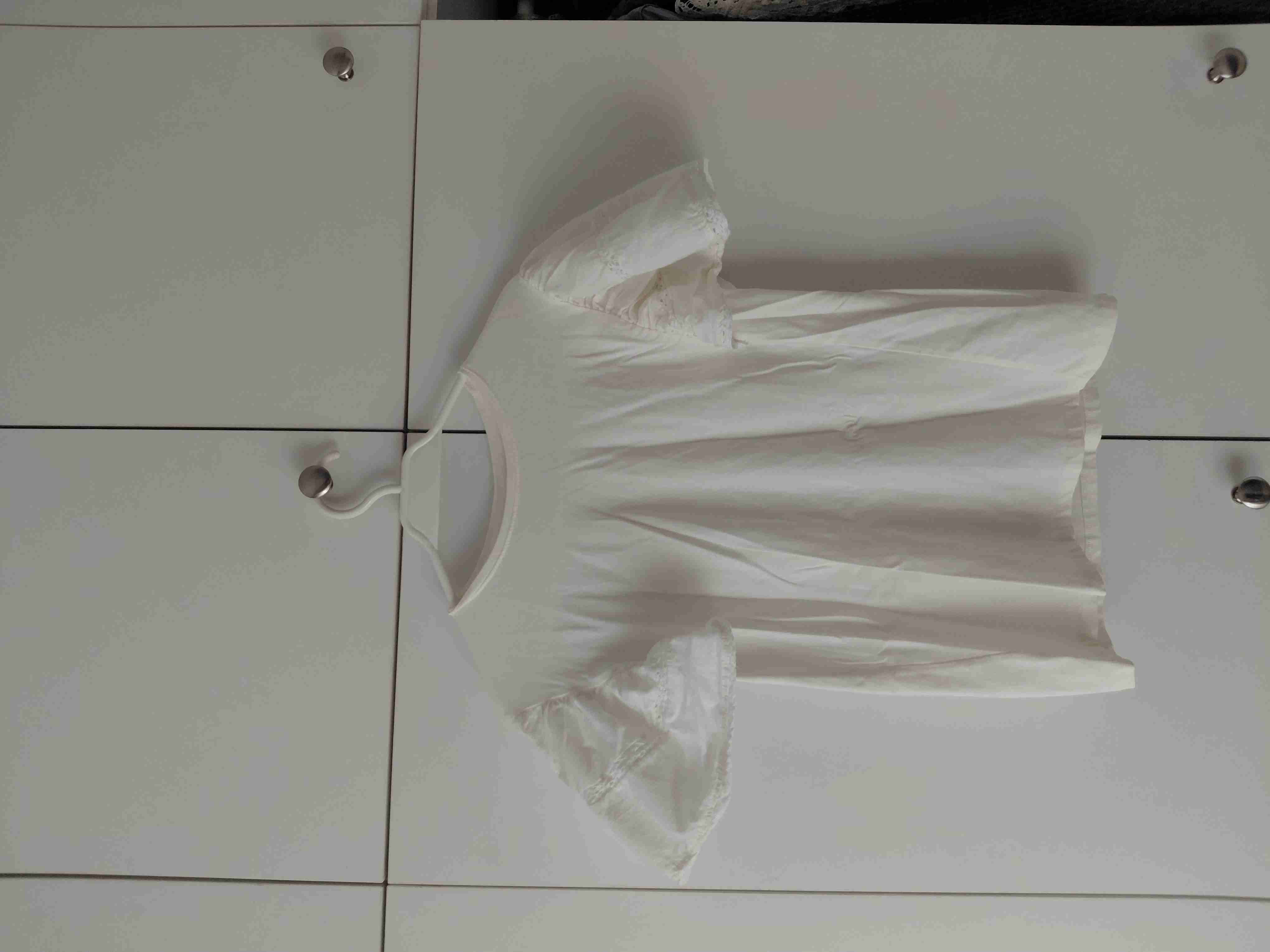 Blusa blanca con mangas anchas y encaje - miniatura 3
