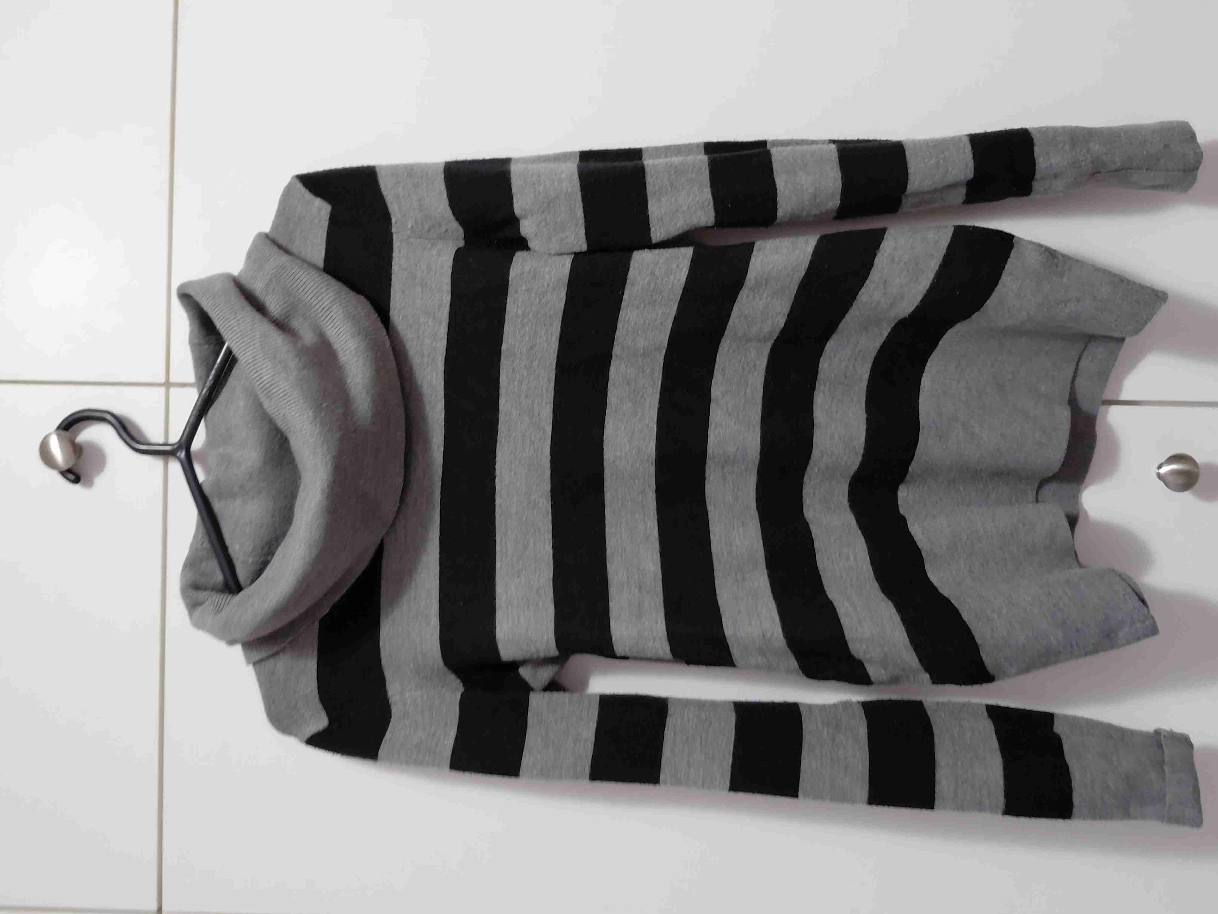 Sweater rayado gris y negro - 3