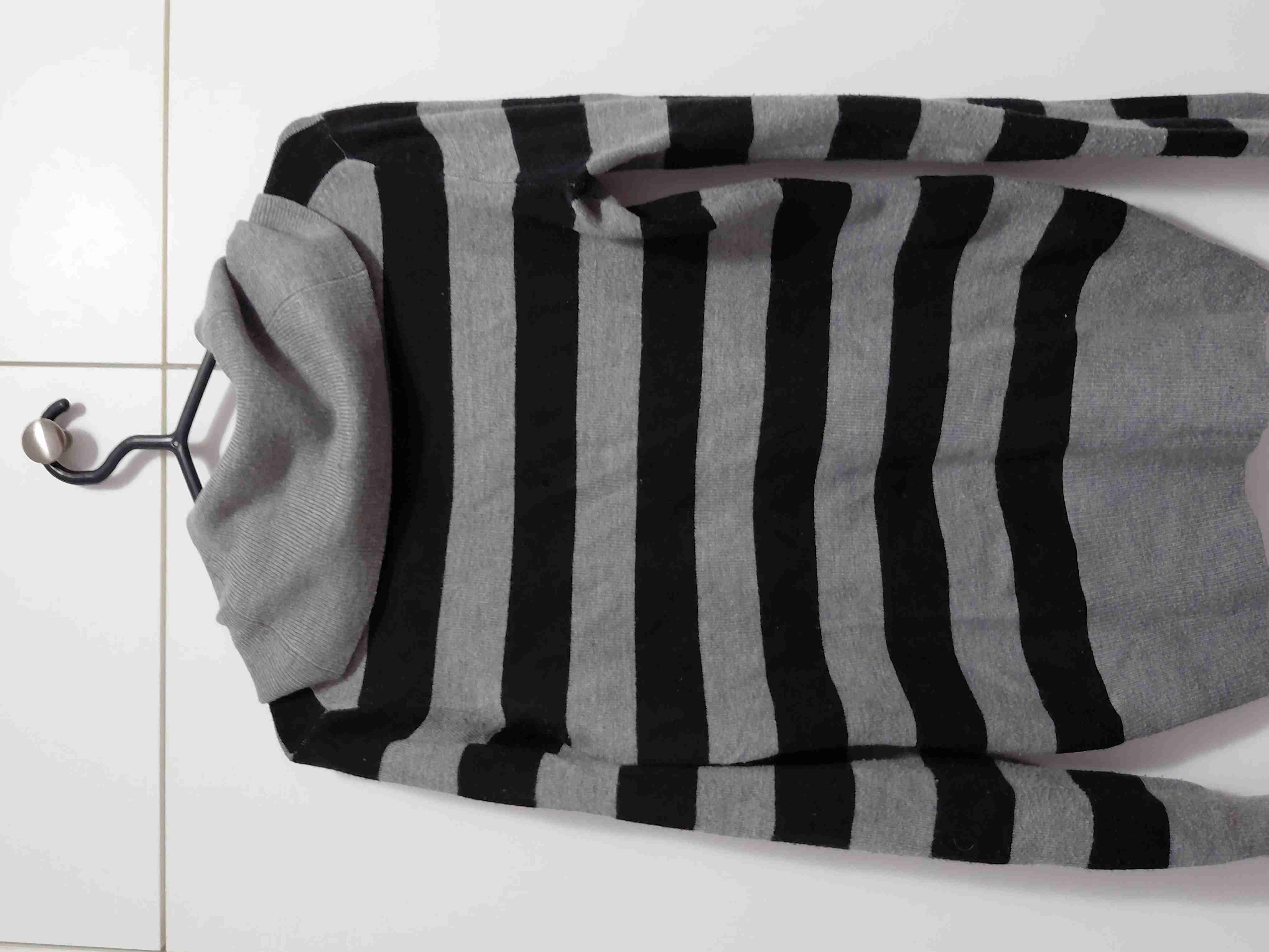 Sweater rayado gris y negro - 4