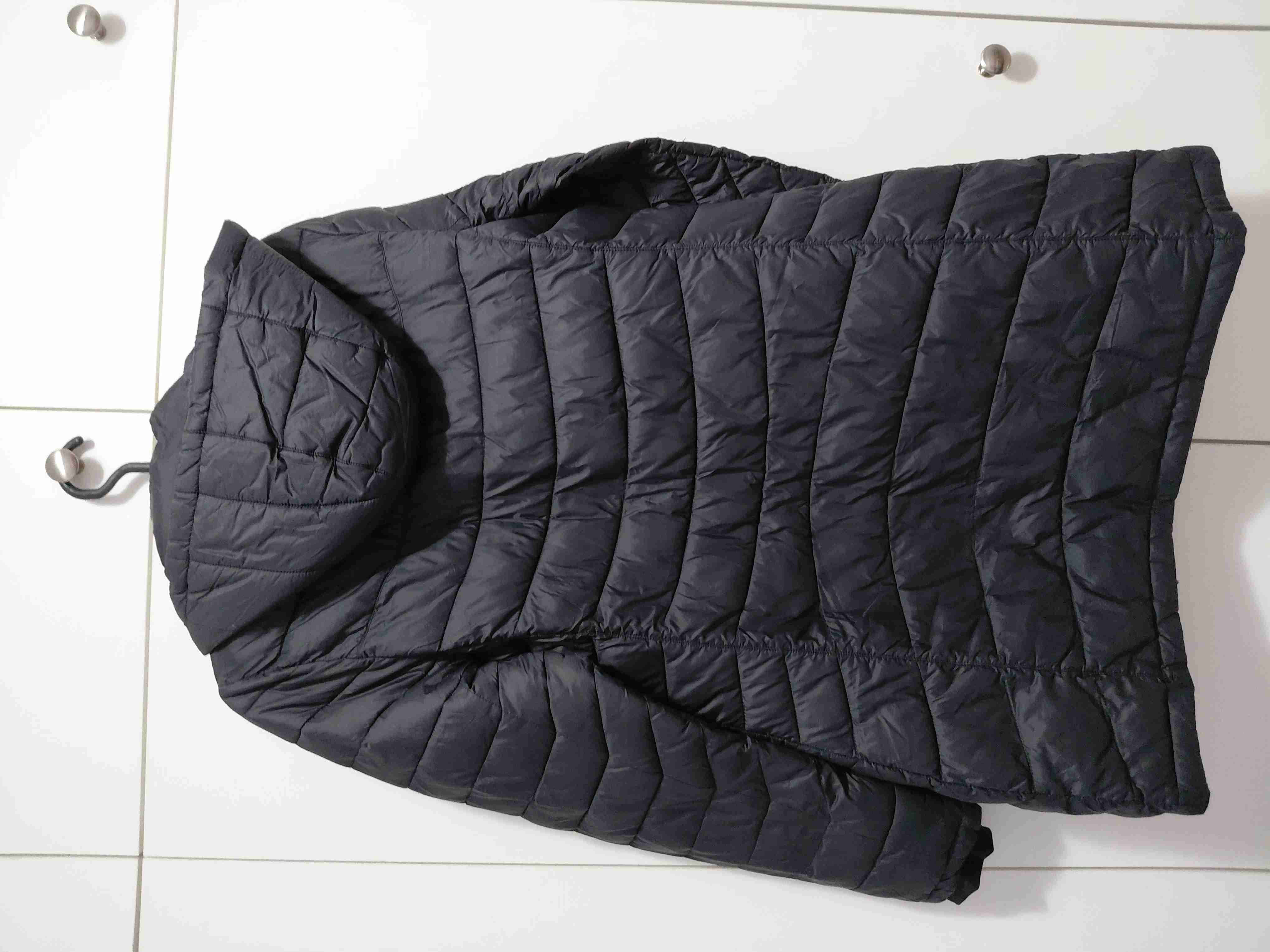 Casaca acolchado negra con capucha - 4