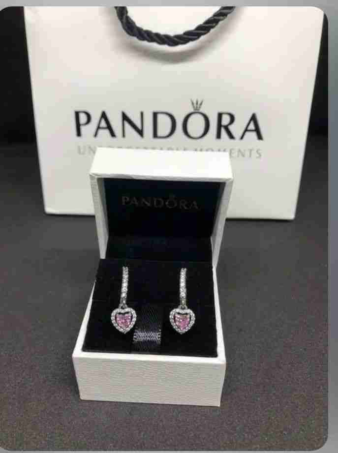 Aros Pandora con corazones rosados