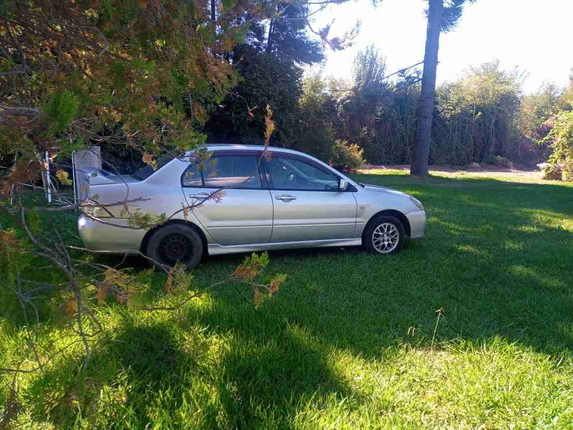 Auto sedán gris en venta - miniatura 2