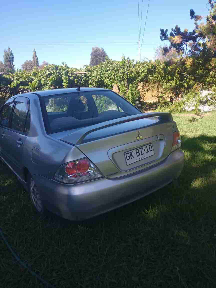 Auto sedán gris en venta - miniatura 3