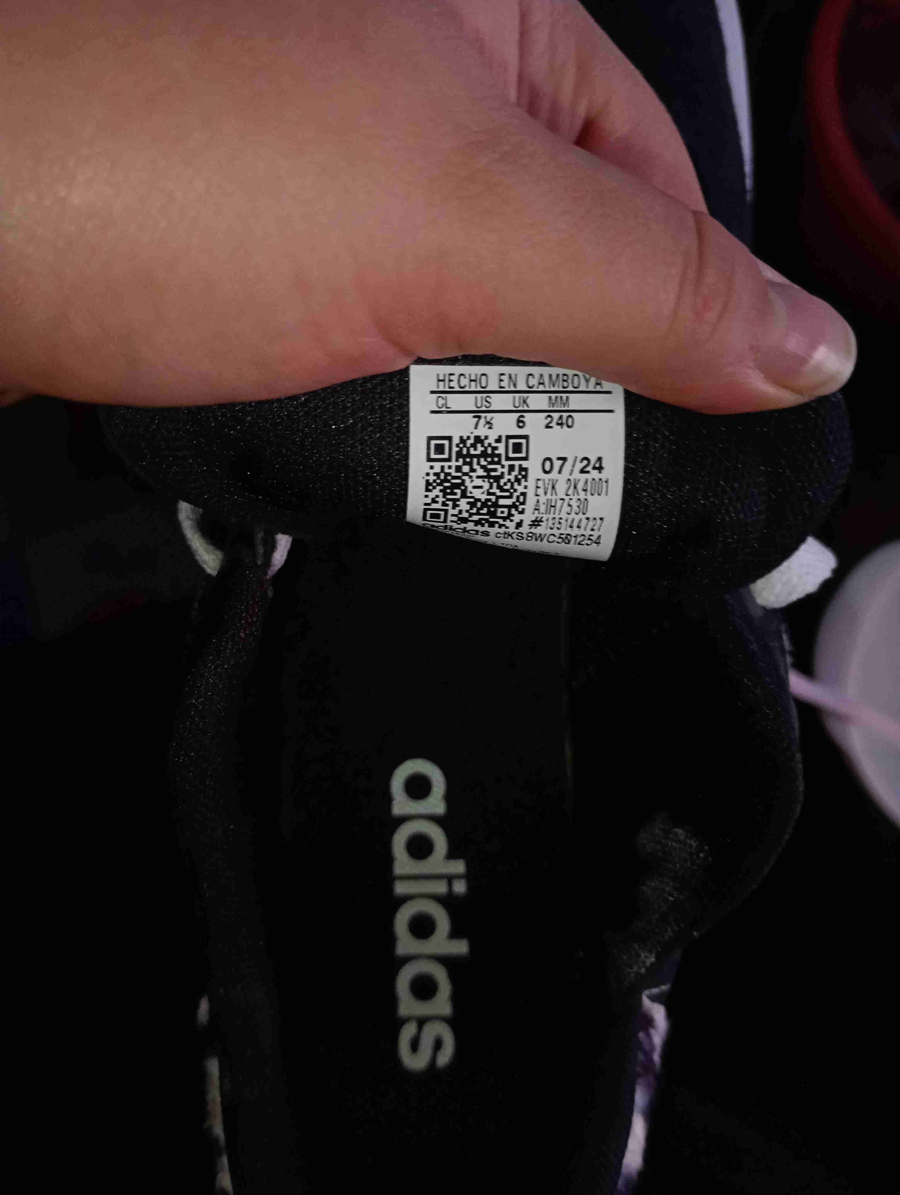 Zapatillas deportivas negras y blancas - miniatura 2