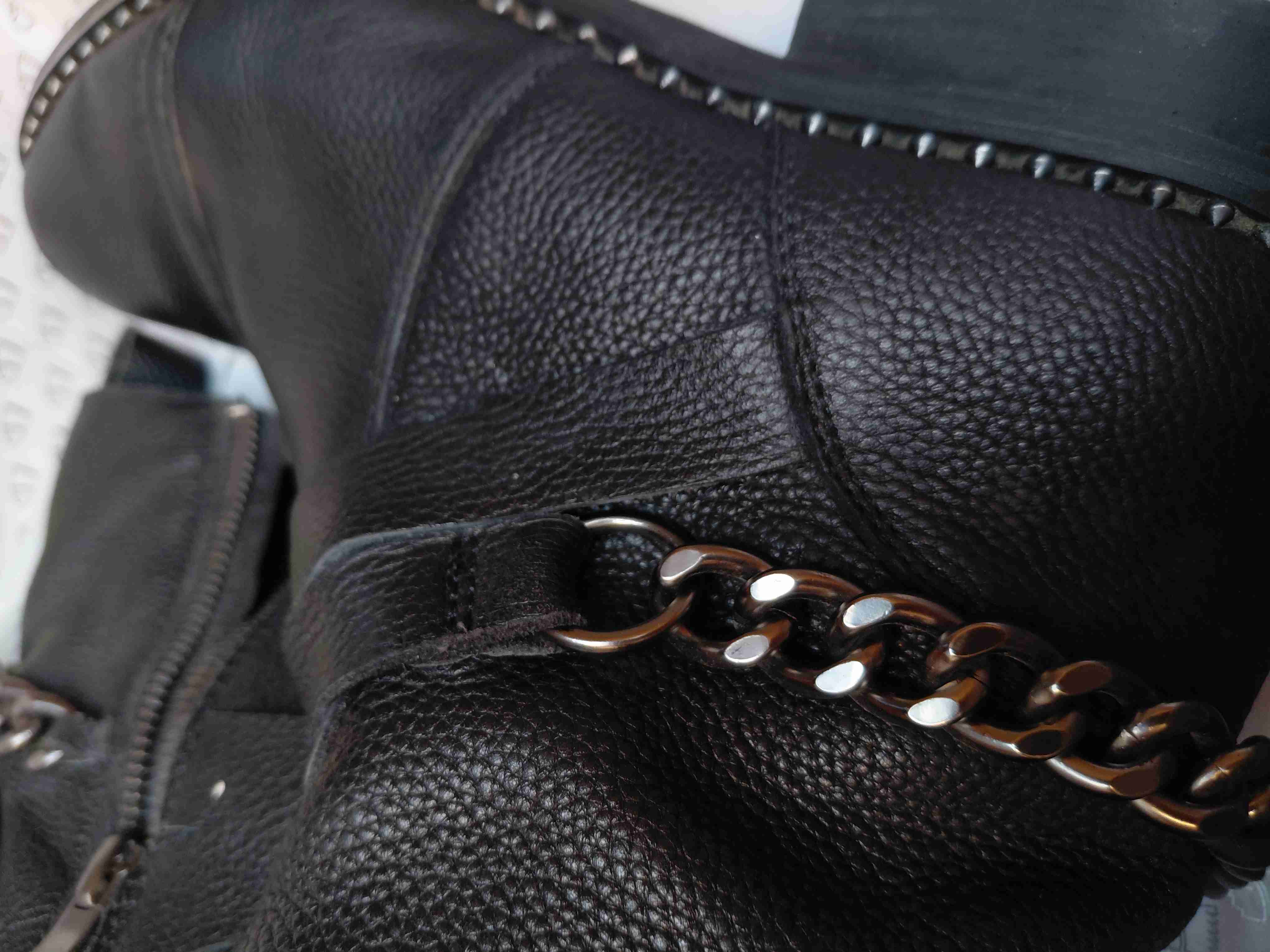 Botines de cuero con cadena metálica y tachas - 1
