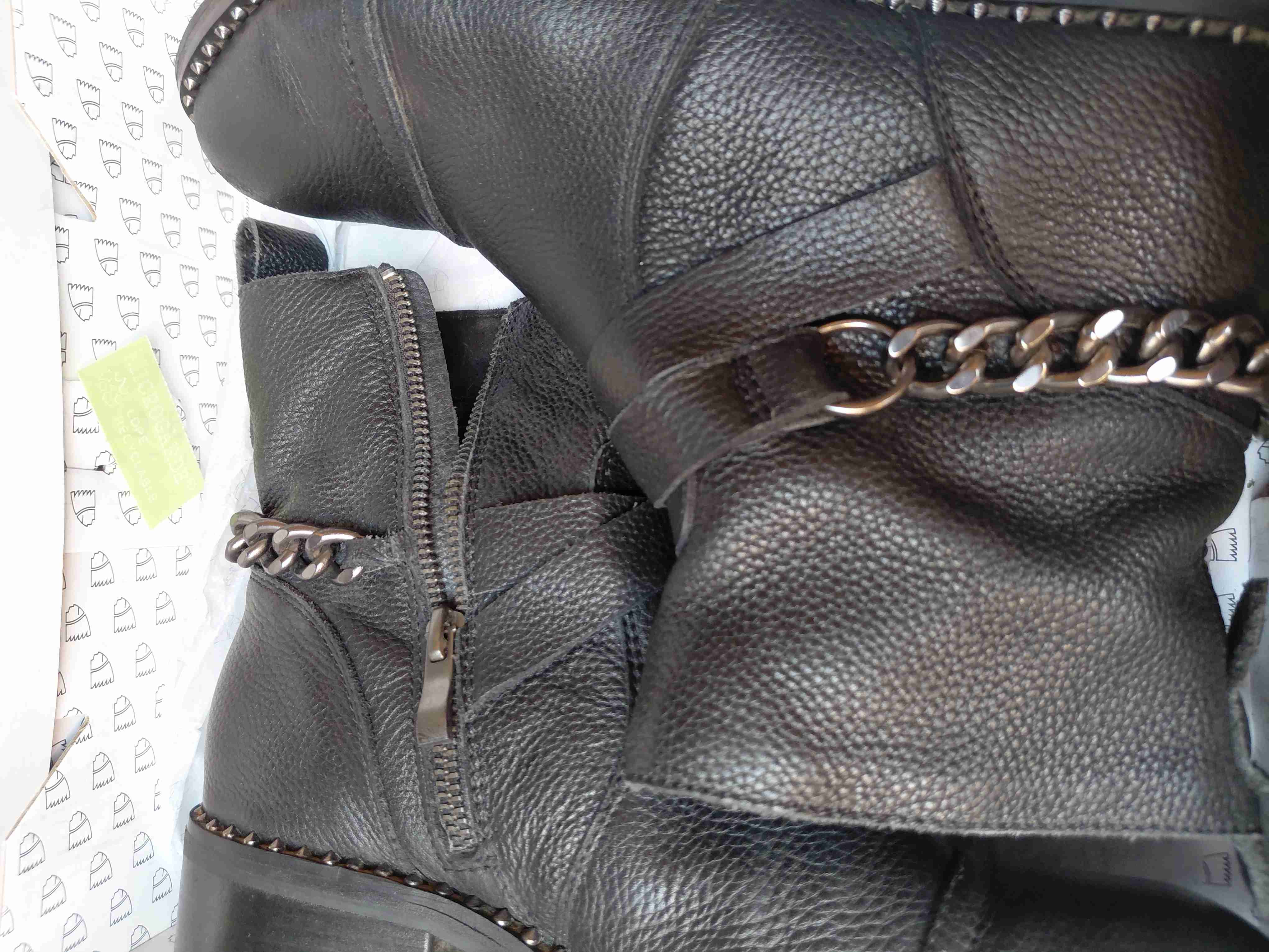 Botines de cuero con cadena metálica y tachas - 2