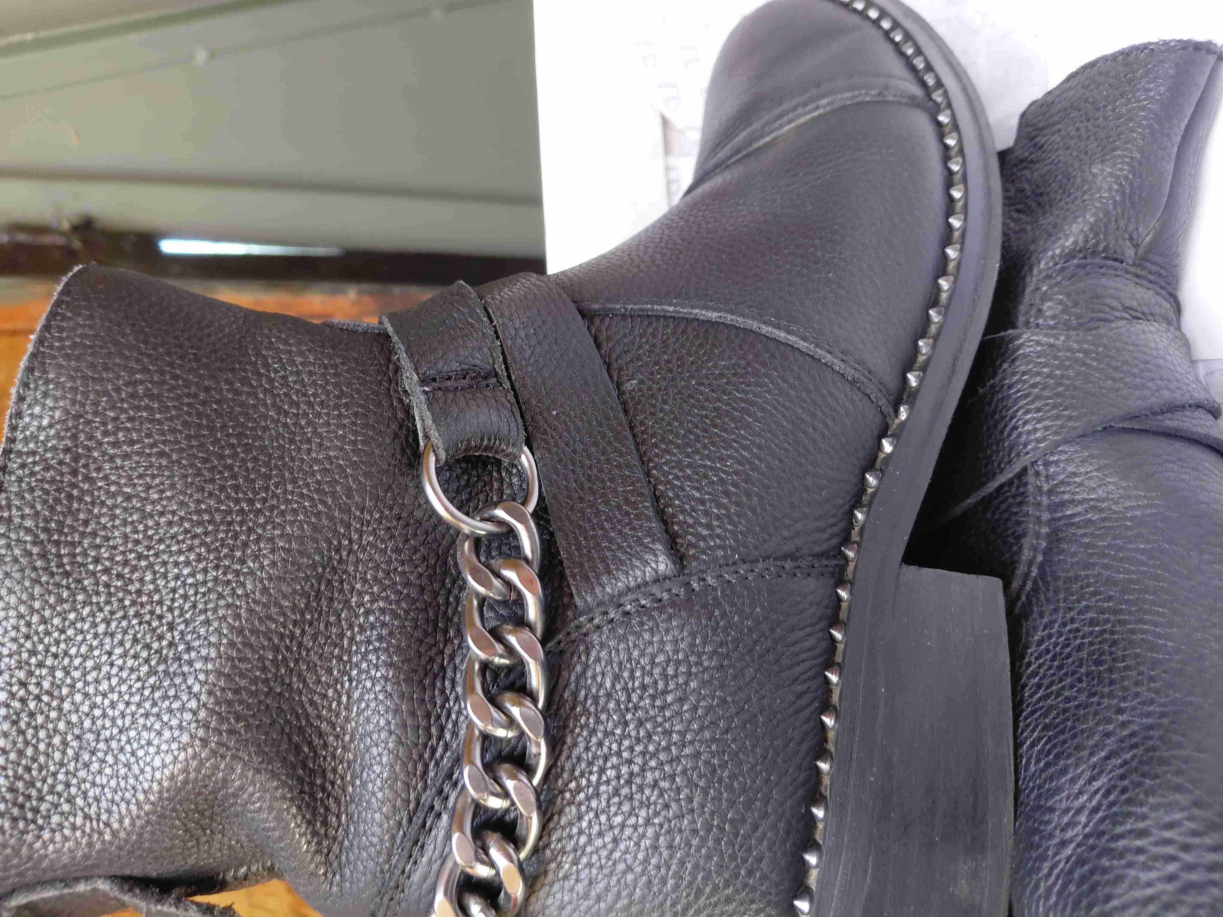 Botines de cuero con cadena metálica y tachas - 3