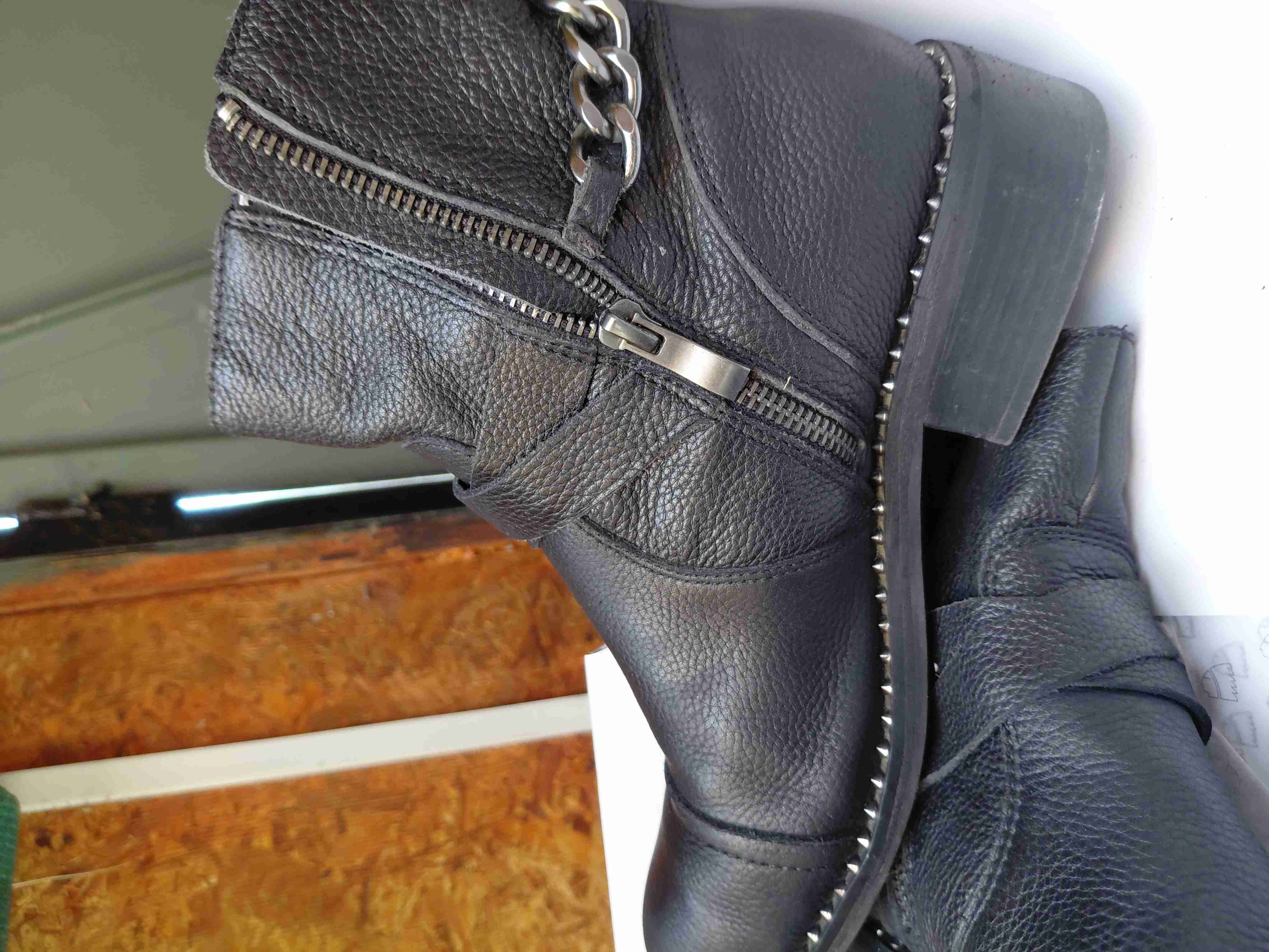 Botines de cuero con cadena metálica y tachas - 4