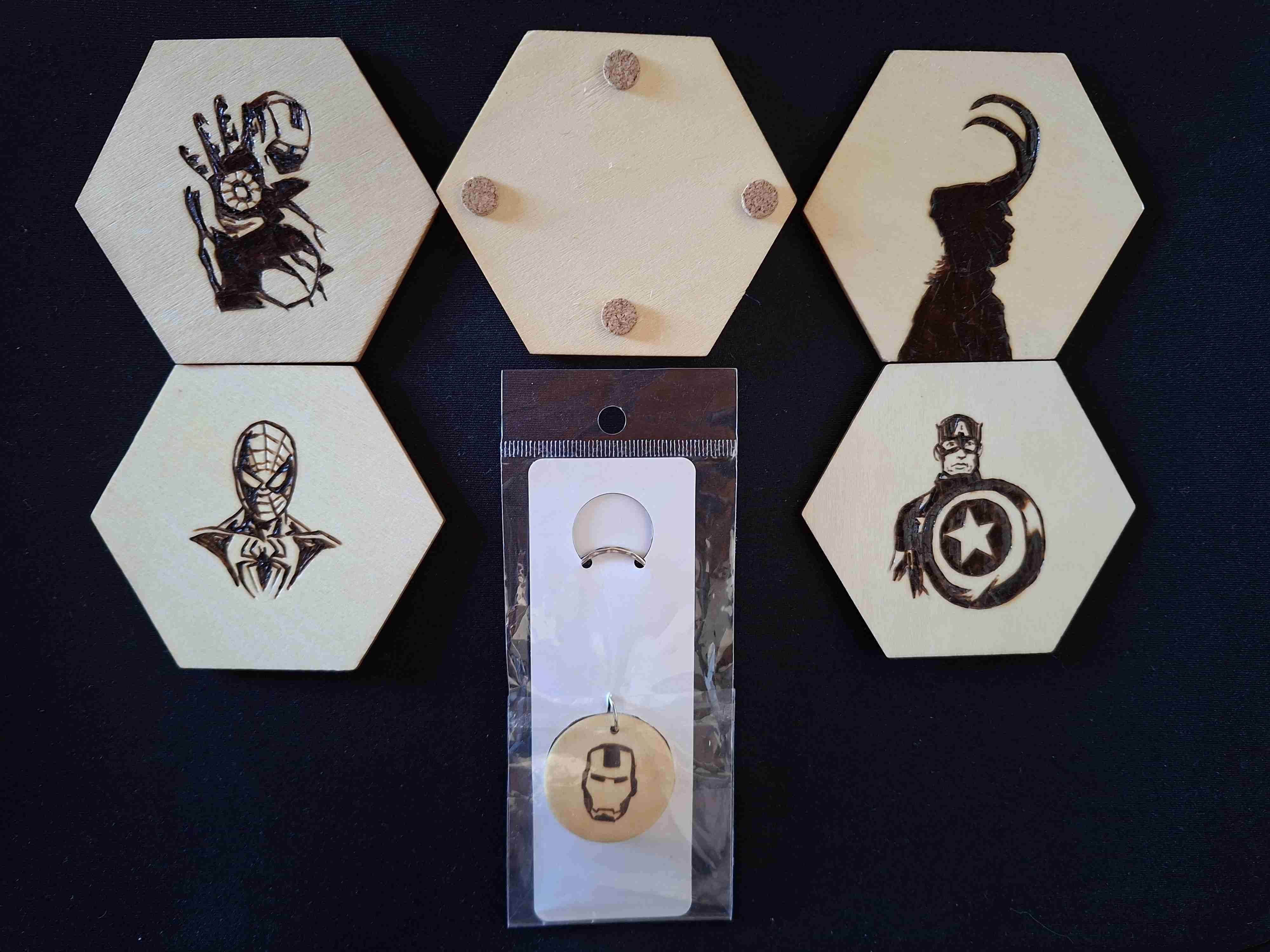 Set de posavasos y llaveros Avengers - 3