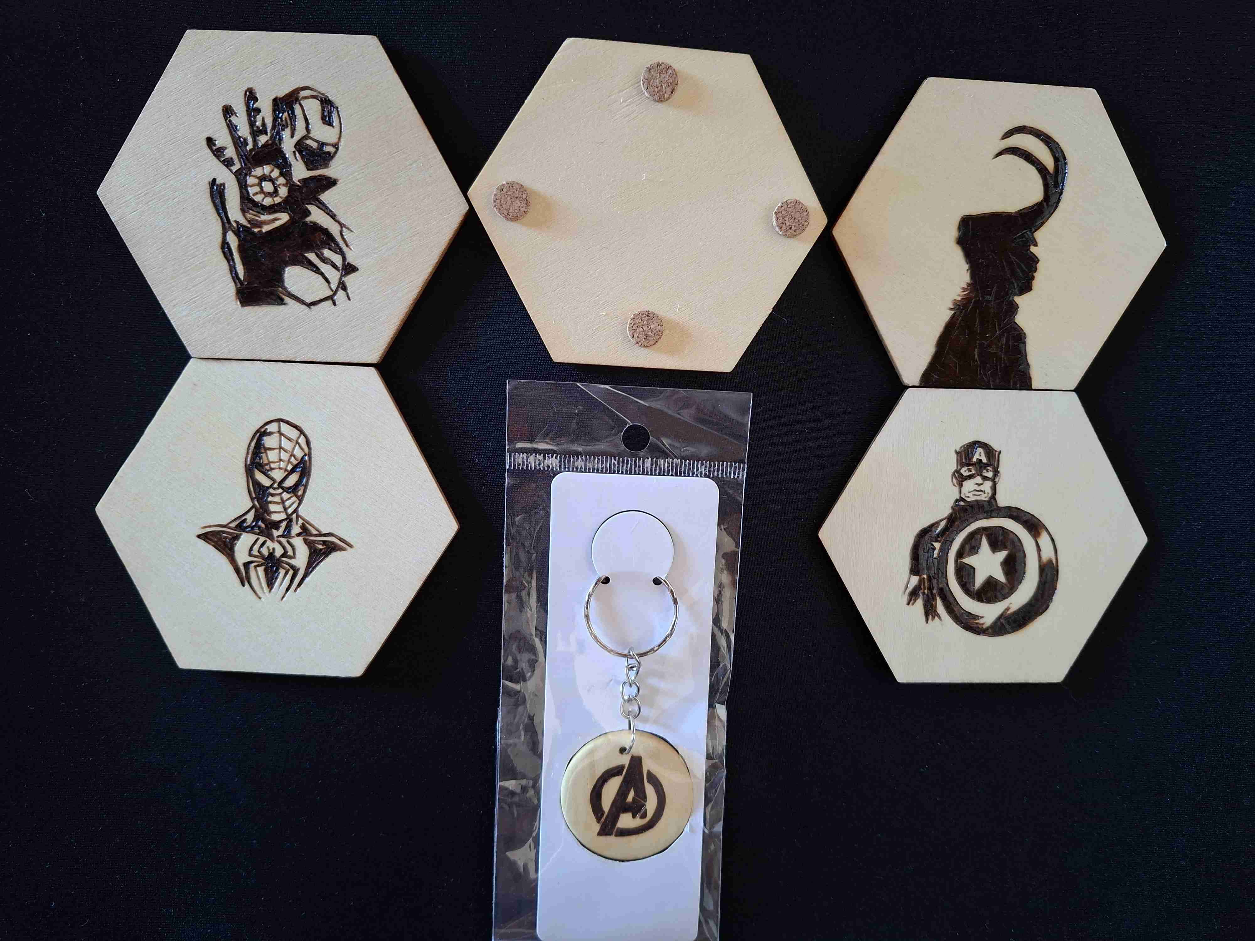 Set de posavasos y llaveros Avengers - 4