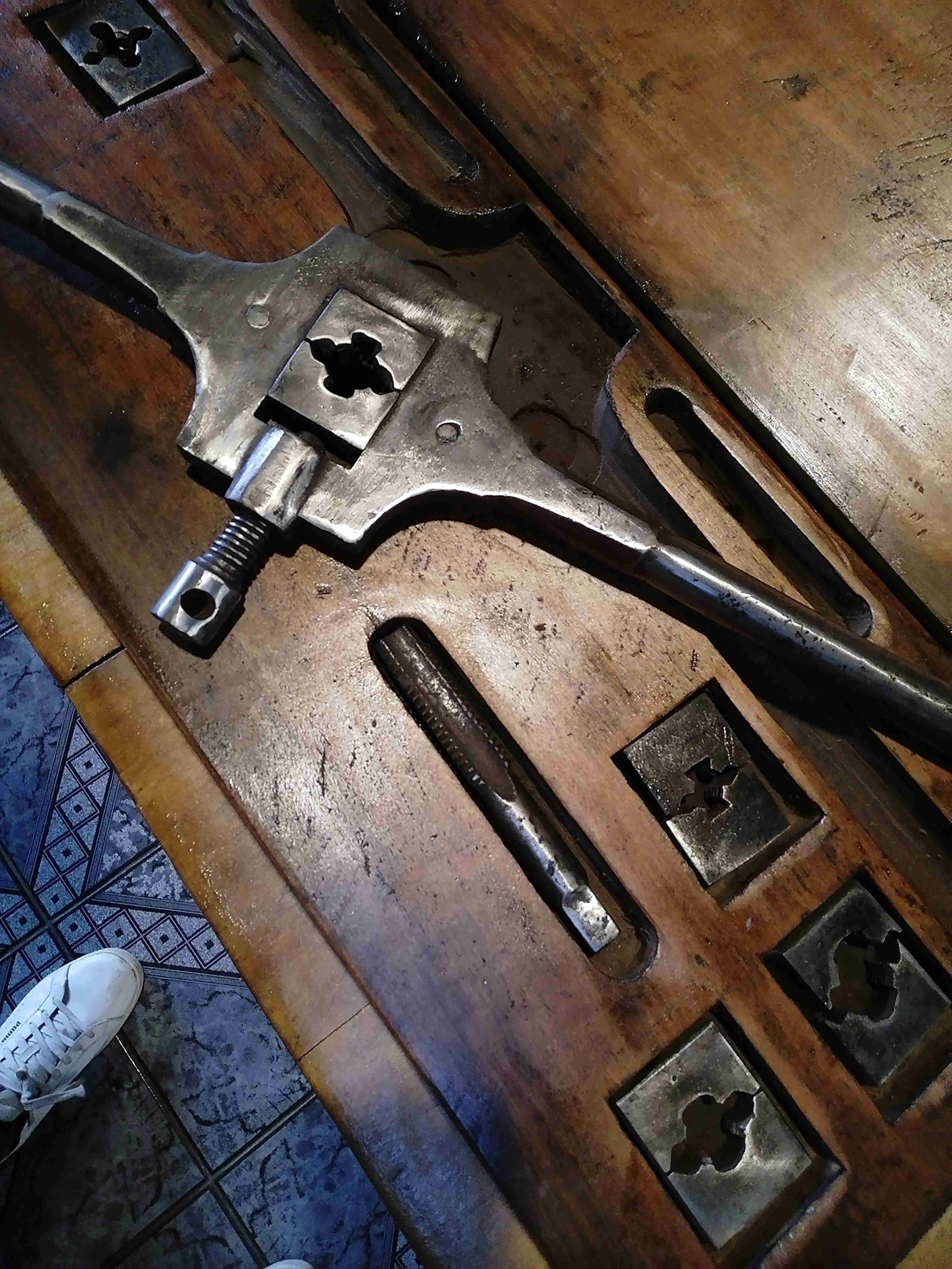 Set de herramientas de roscar tarragas vintage - miniatura 2