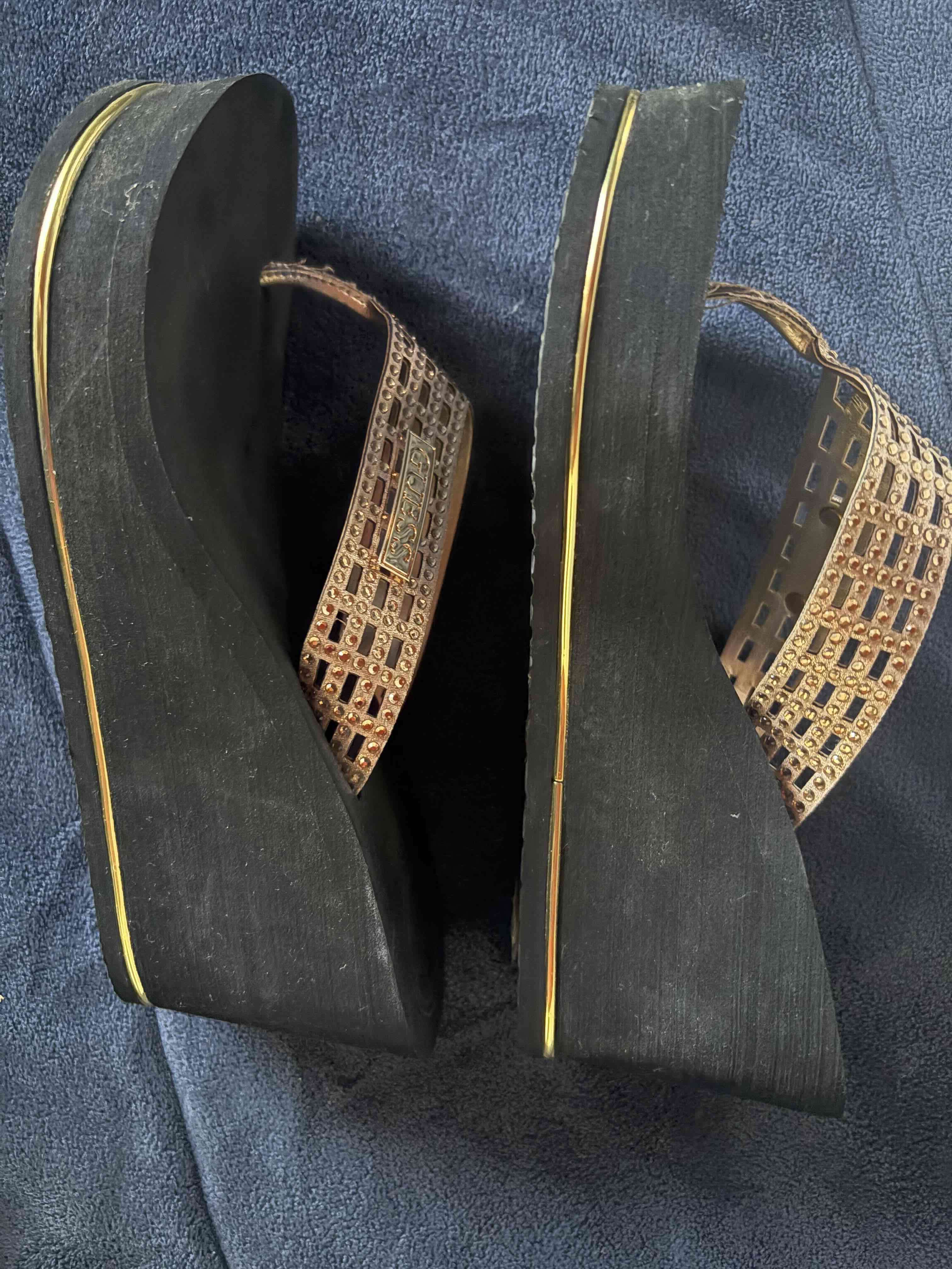 Sandalias Guess doradas - miniatura 2