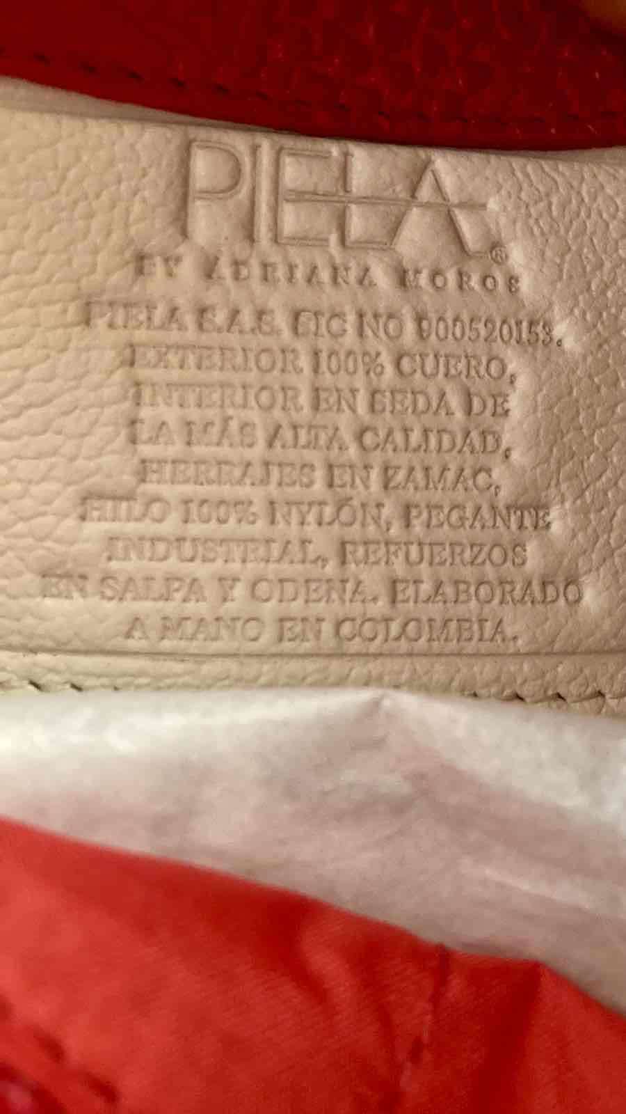 Cartera roja con diseño artístico - miniatura 3