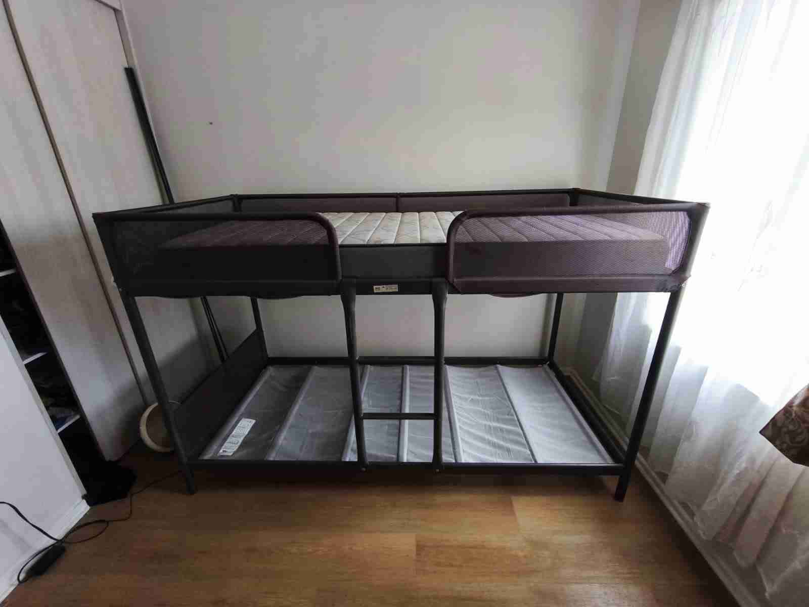 Cama de metal con colchón - miniatura 1