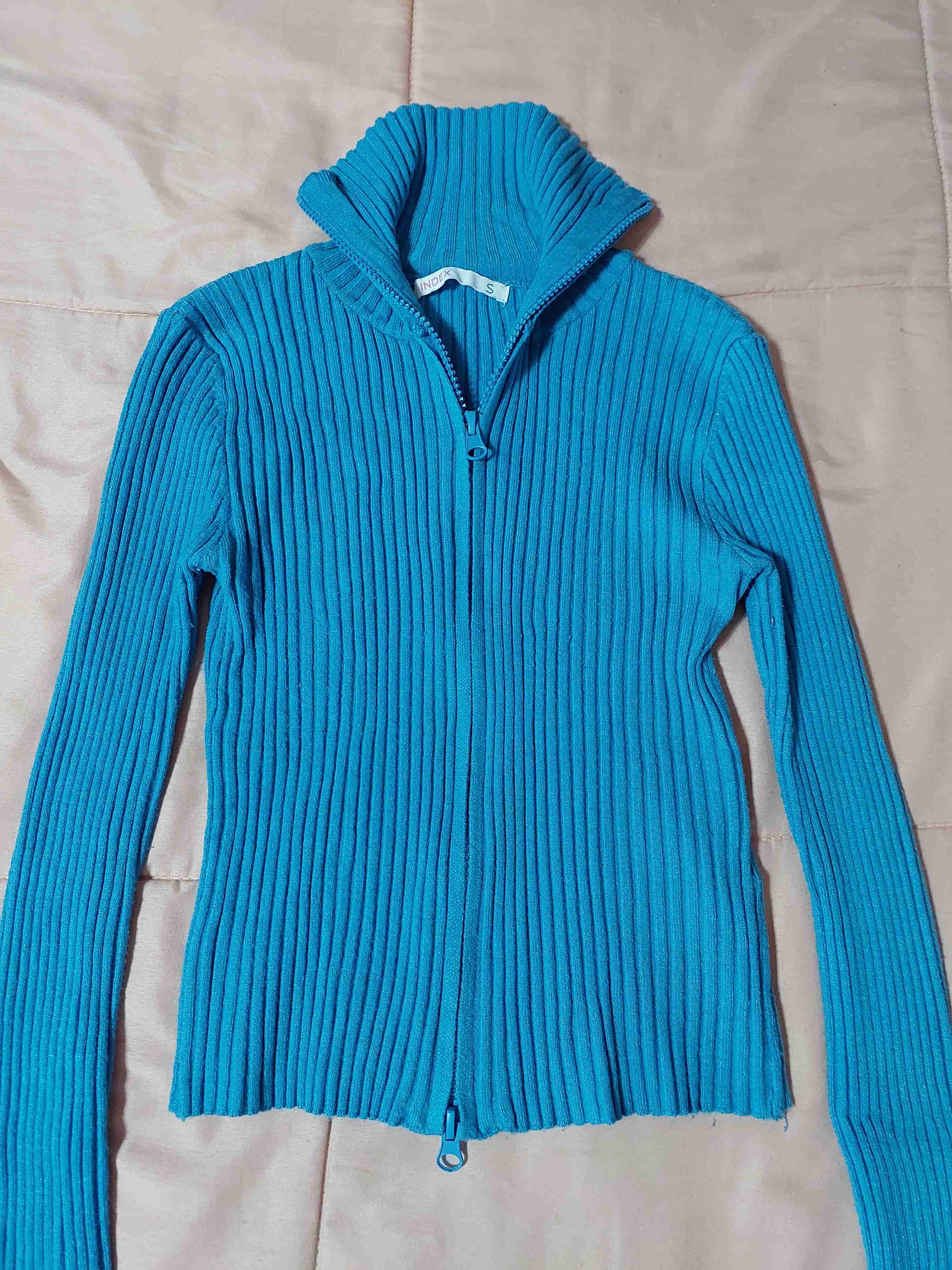 Chompa tejida azul con cierre