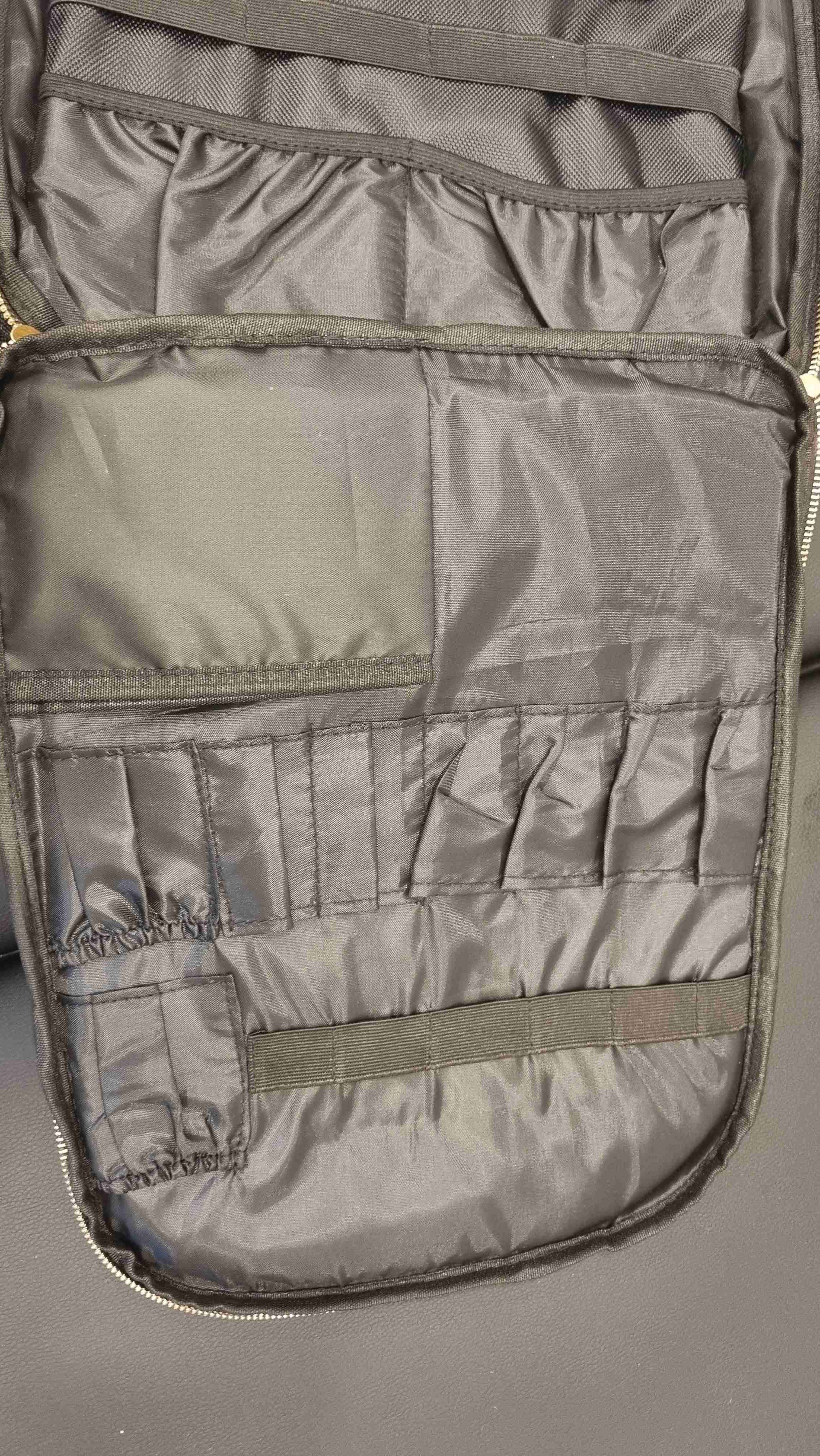 Mochila negra con cierres dorados - miniatura 2