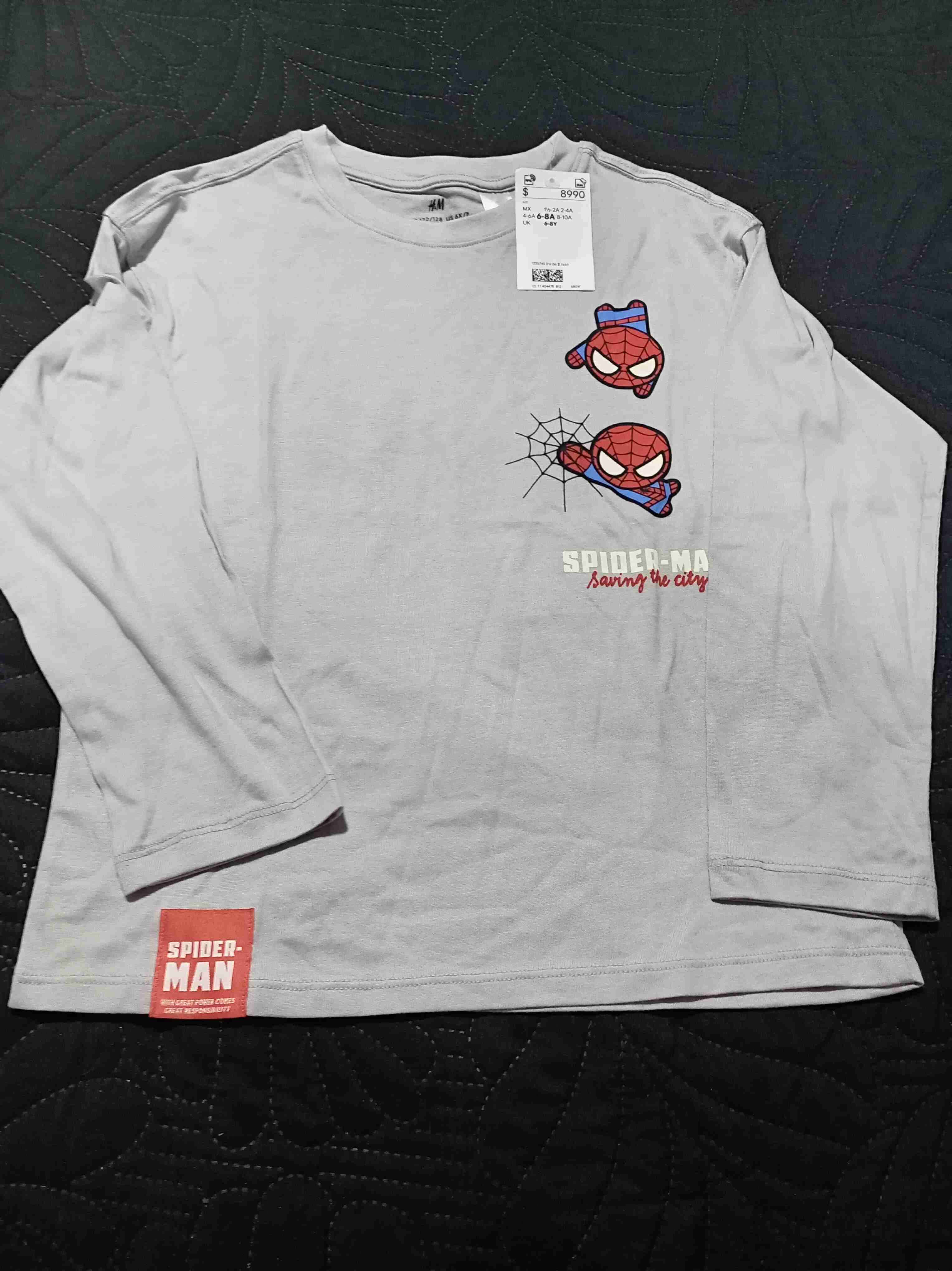 Polera gris de Spiderman talla 6