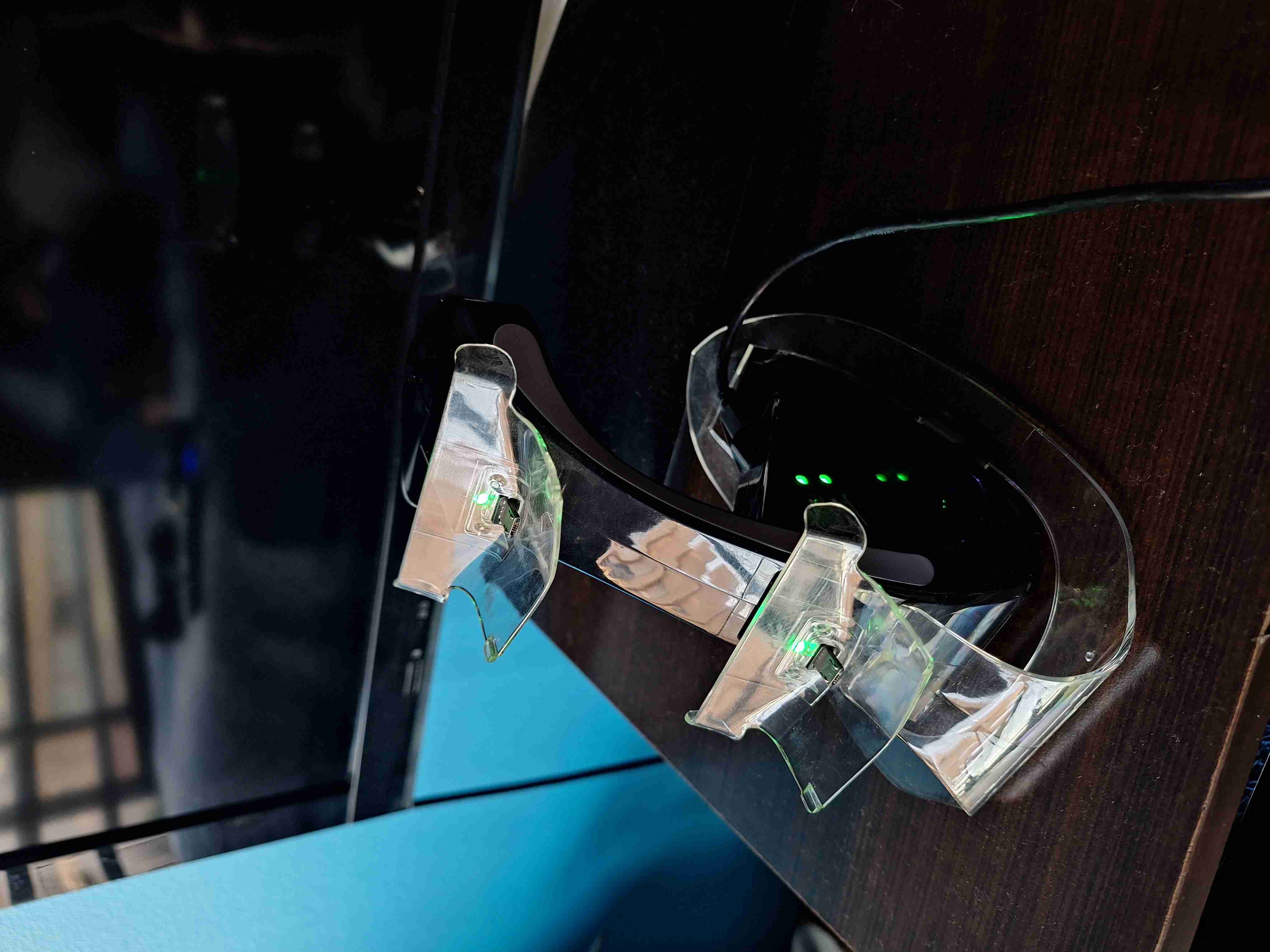 Cargador doble para control de consola PS4 - miniatura 1