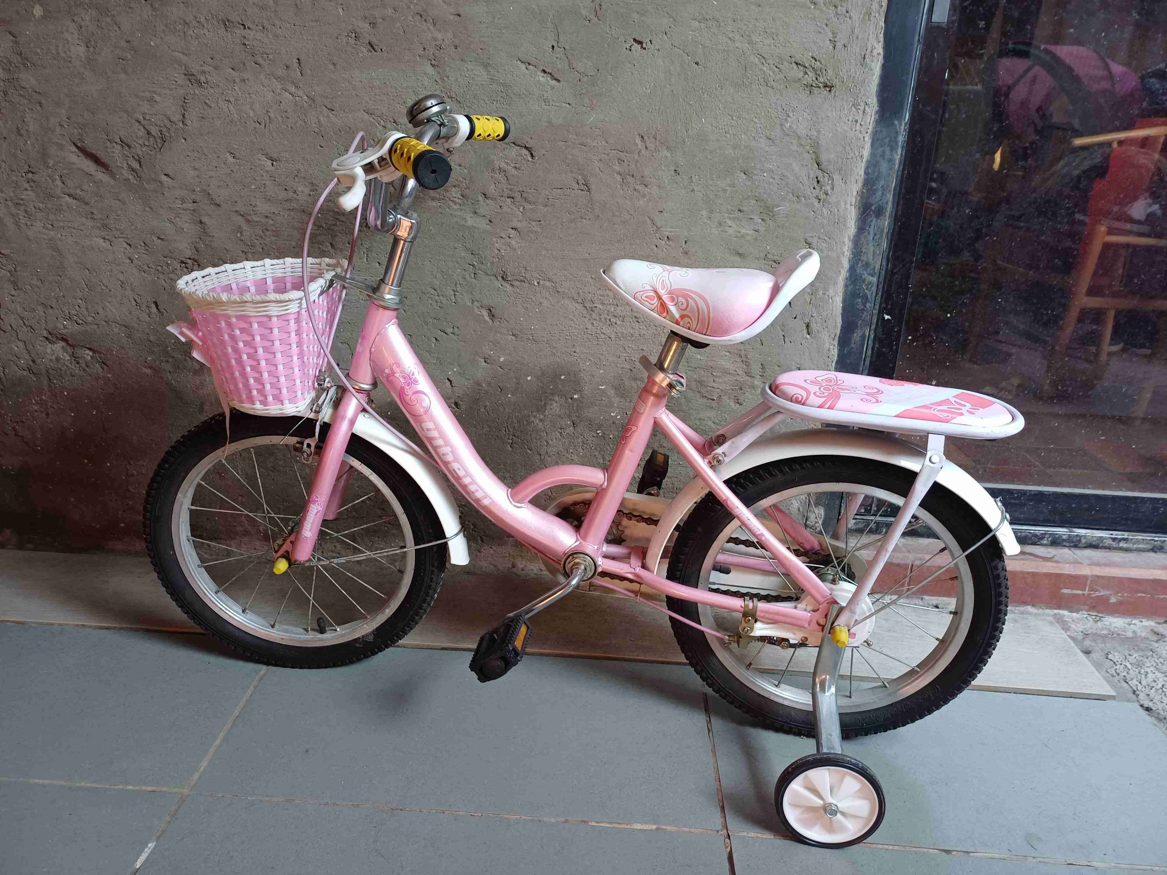 Bicicleta infantil rosada con ruedines - miniatura 1