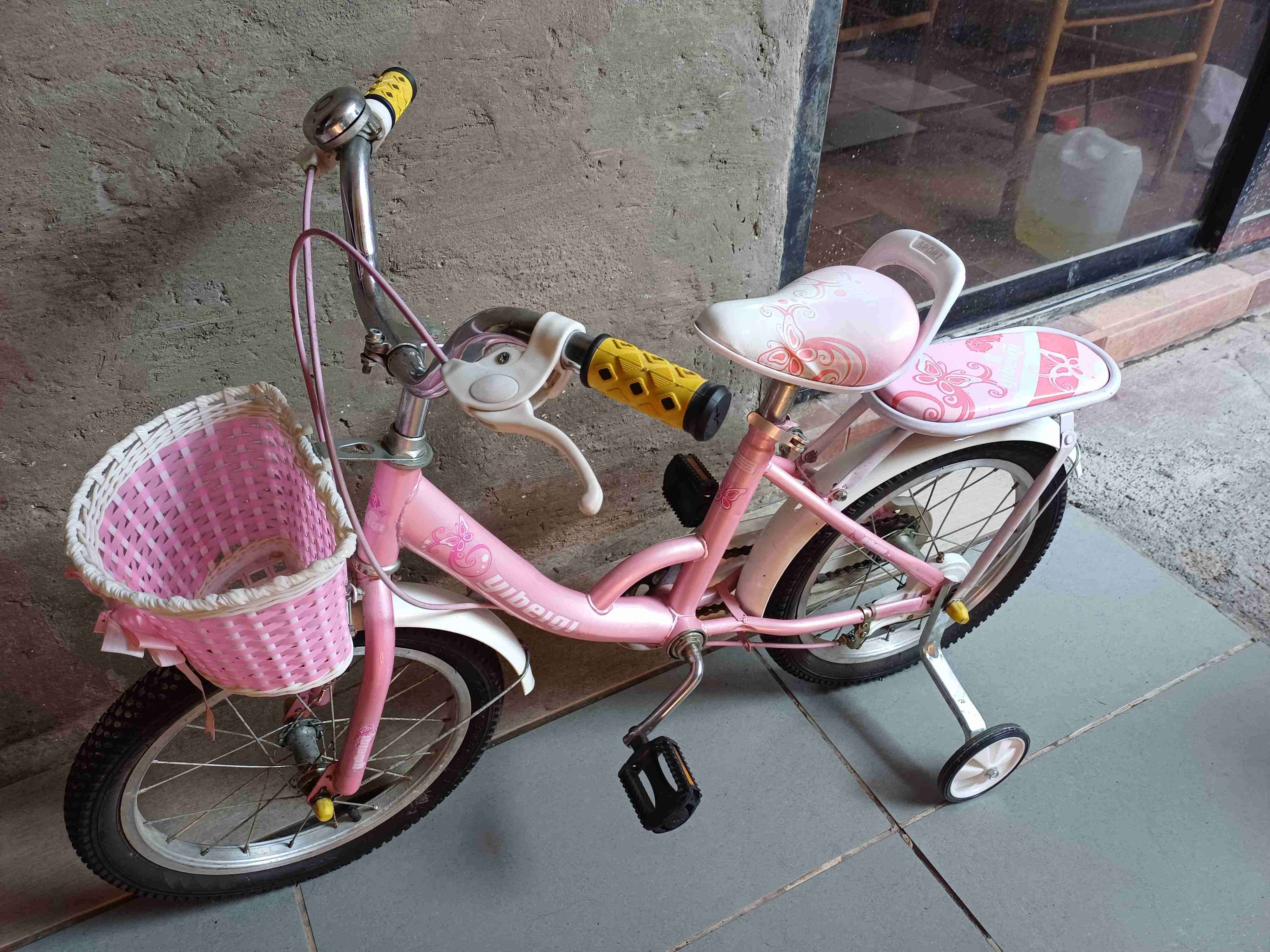 Bicicleta infantil rosada con ruedines - miniatura 2