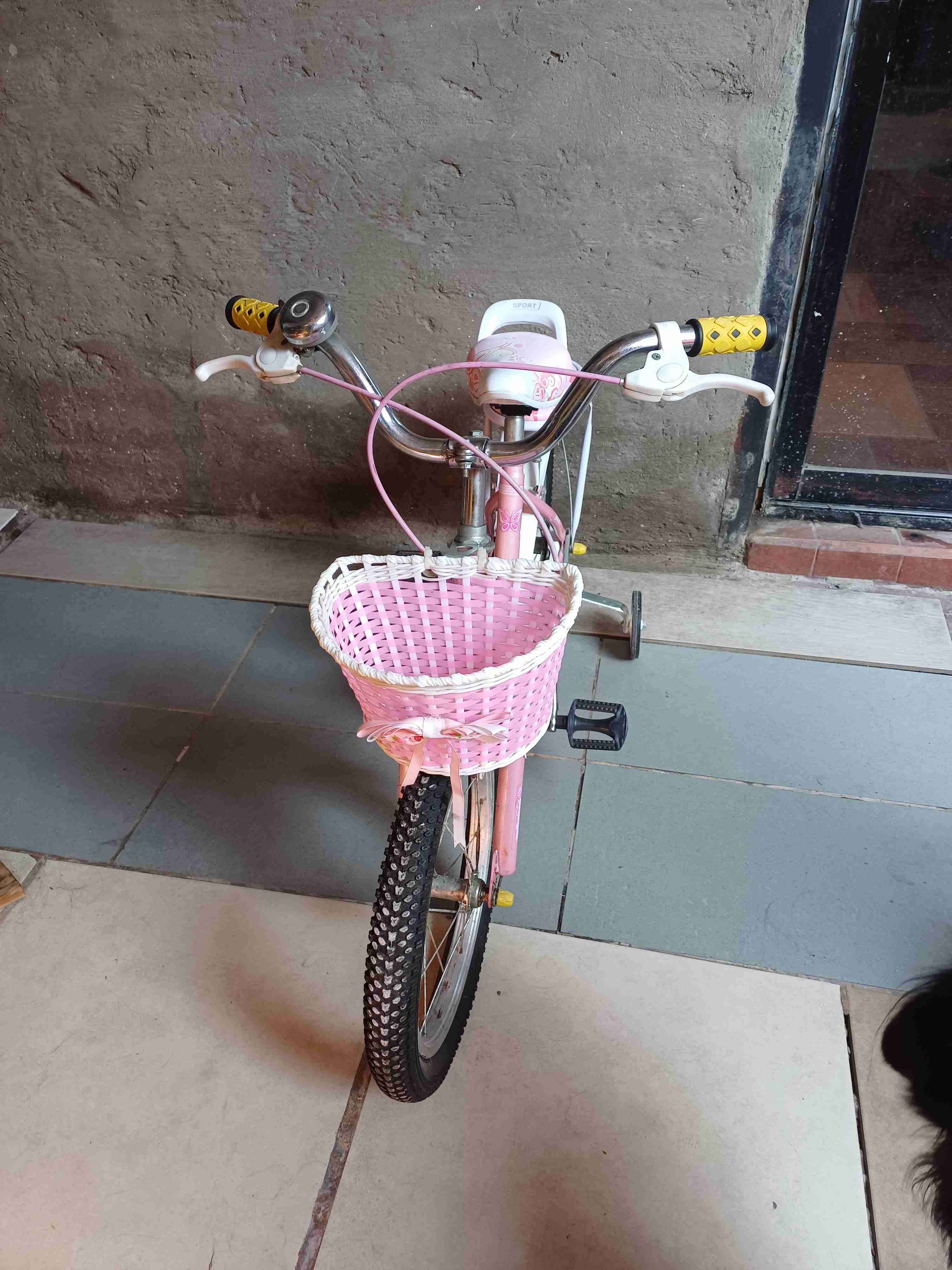 Bicicleta infantil rosada con ruedines - miniatura 3