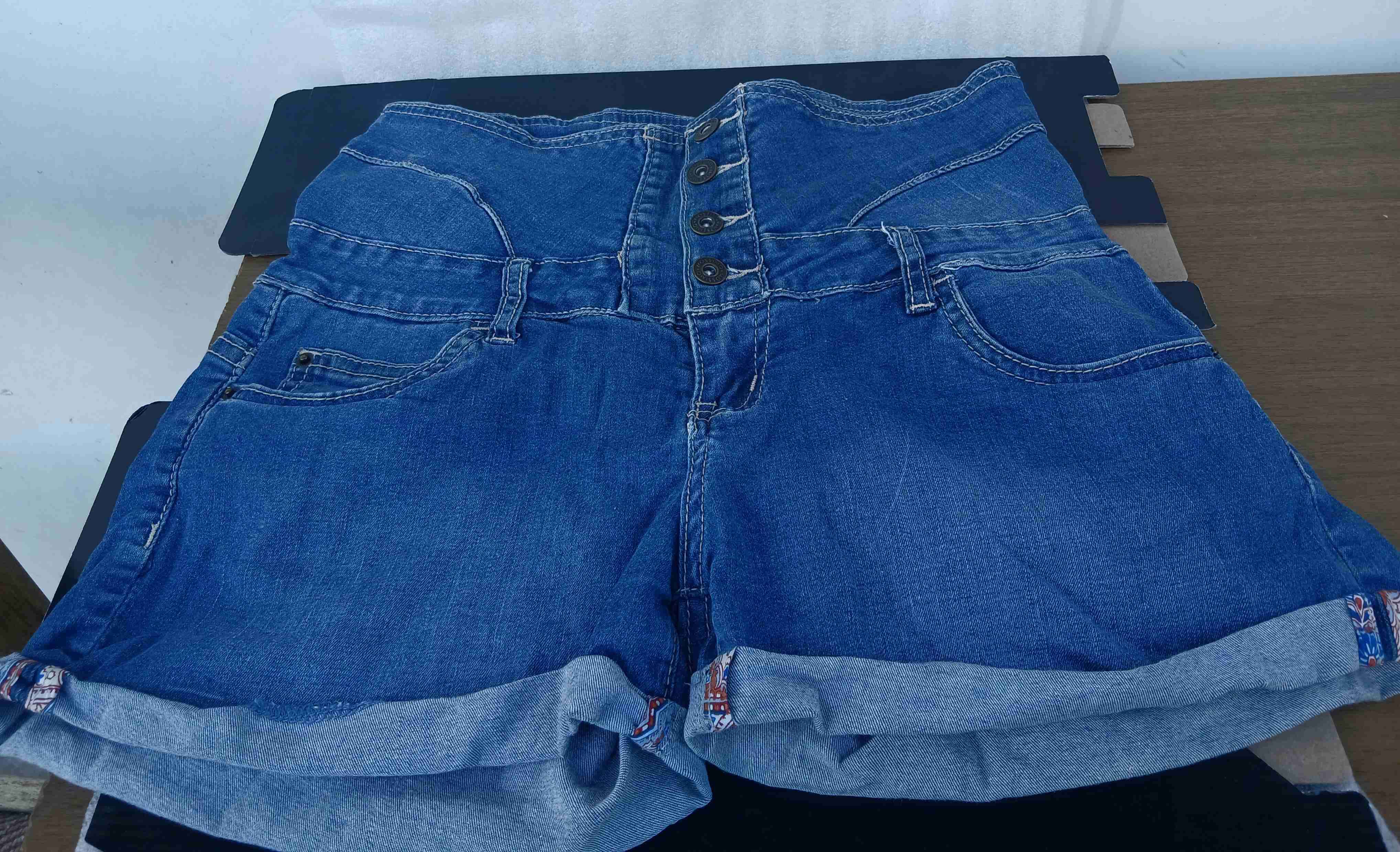 Shorts de denim azul doblados