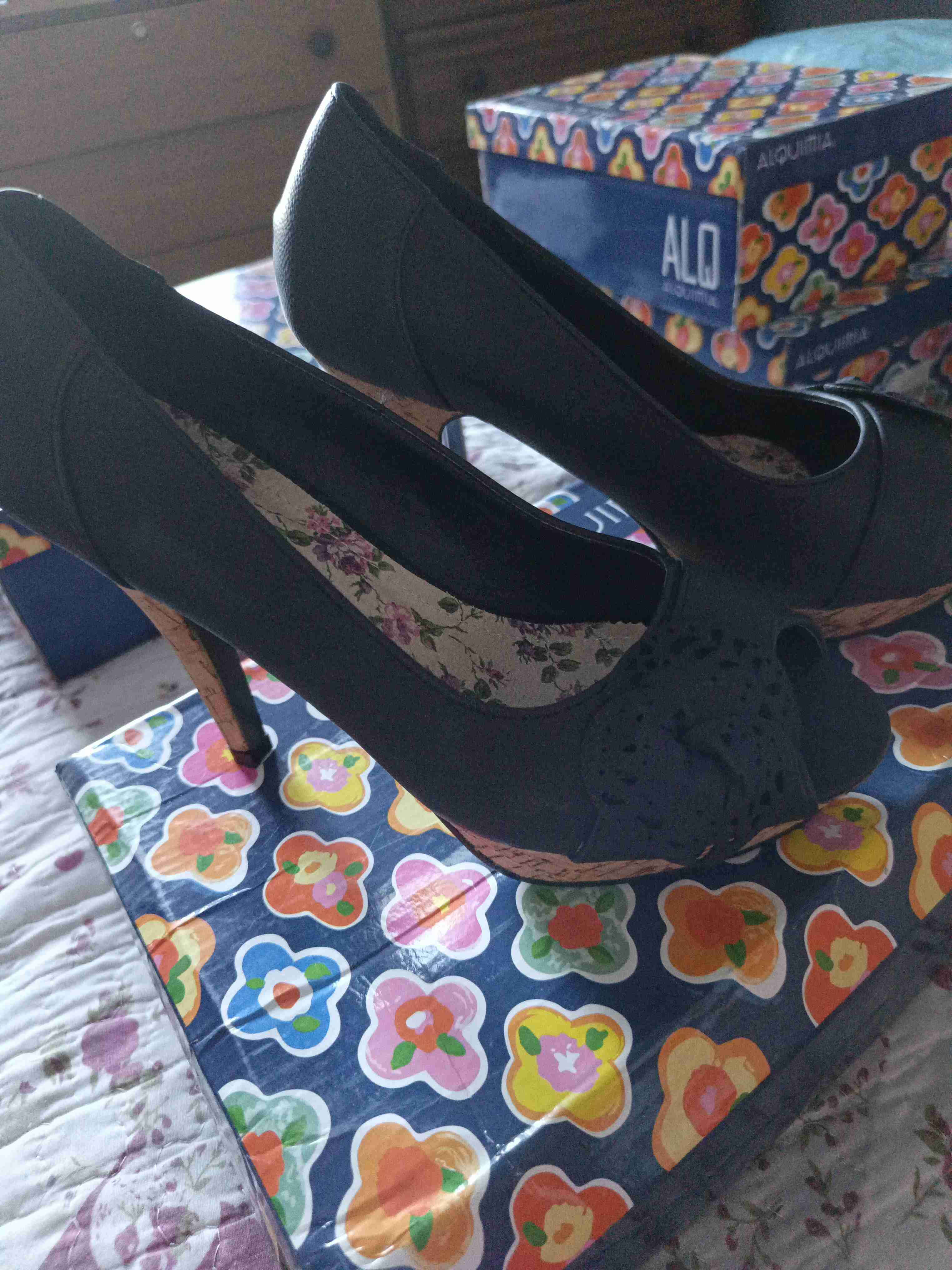 Tacones negros elegantes