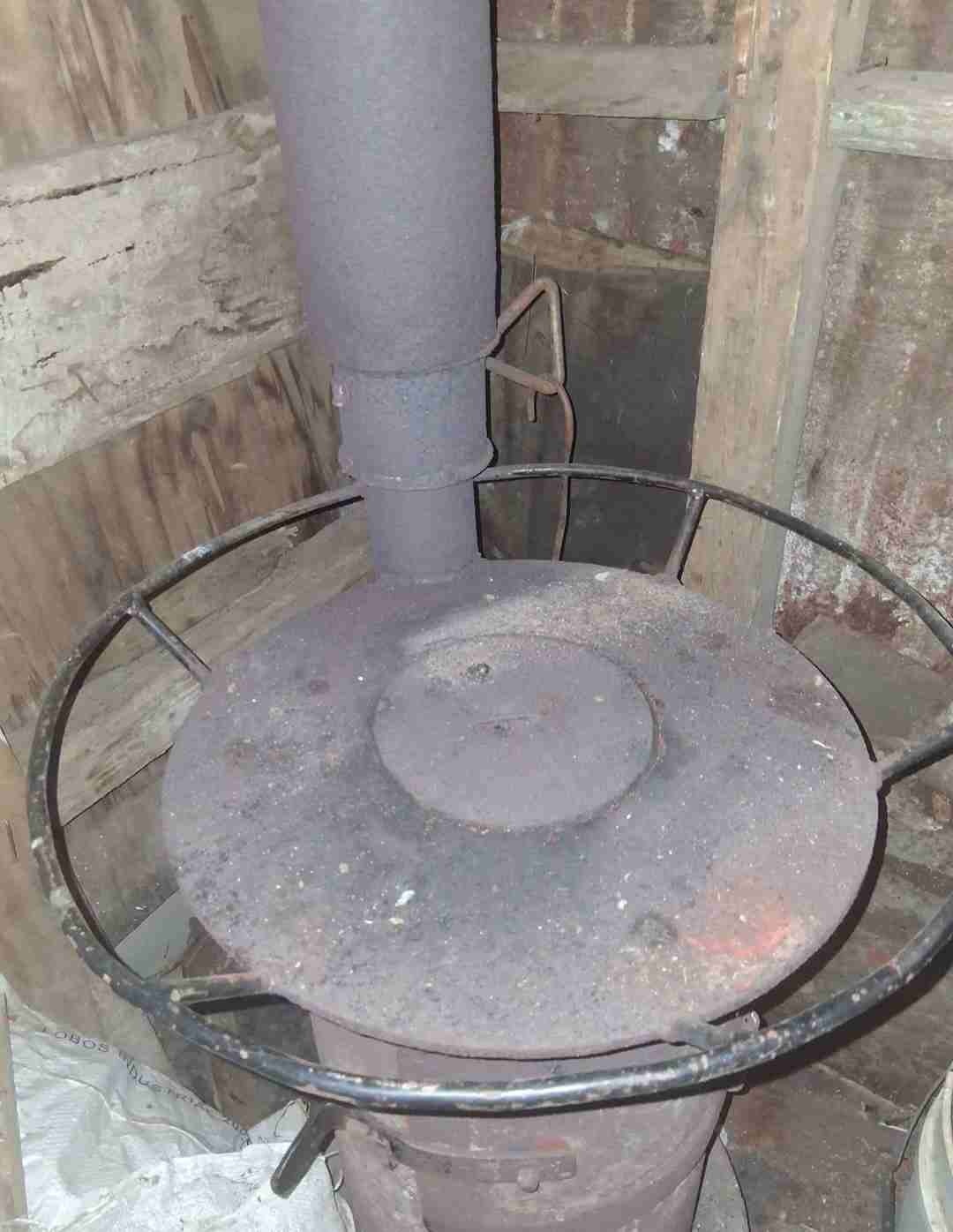 Estufa a leña antigua - miniatura 3