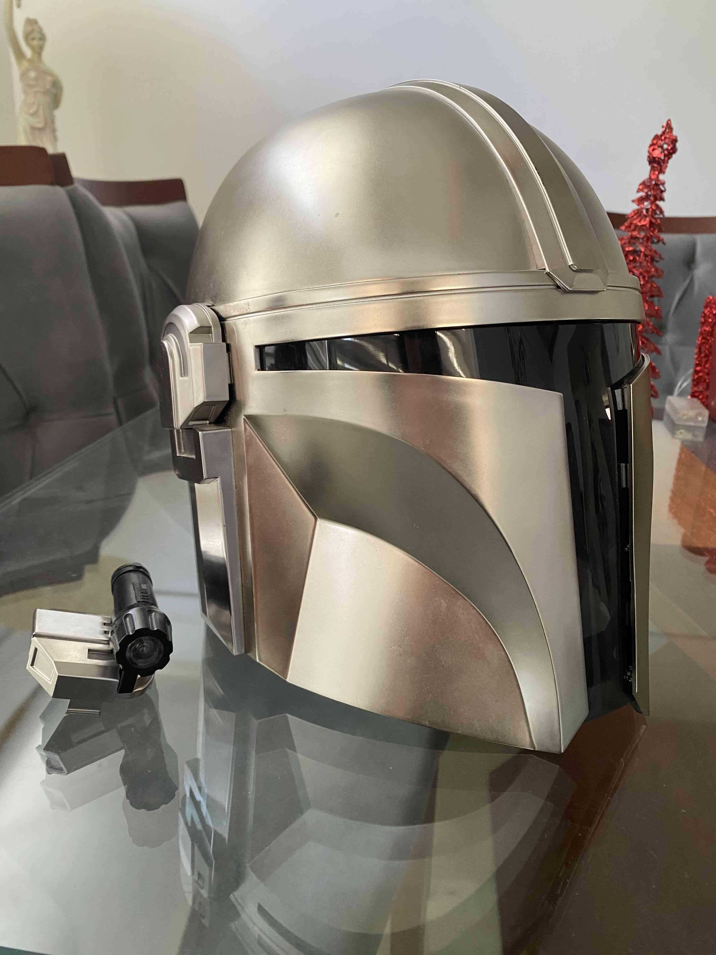 Casco coleccionable mandalorian black series hasbr - miniatura 1
