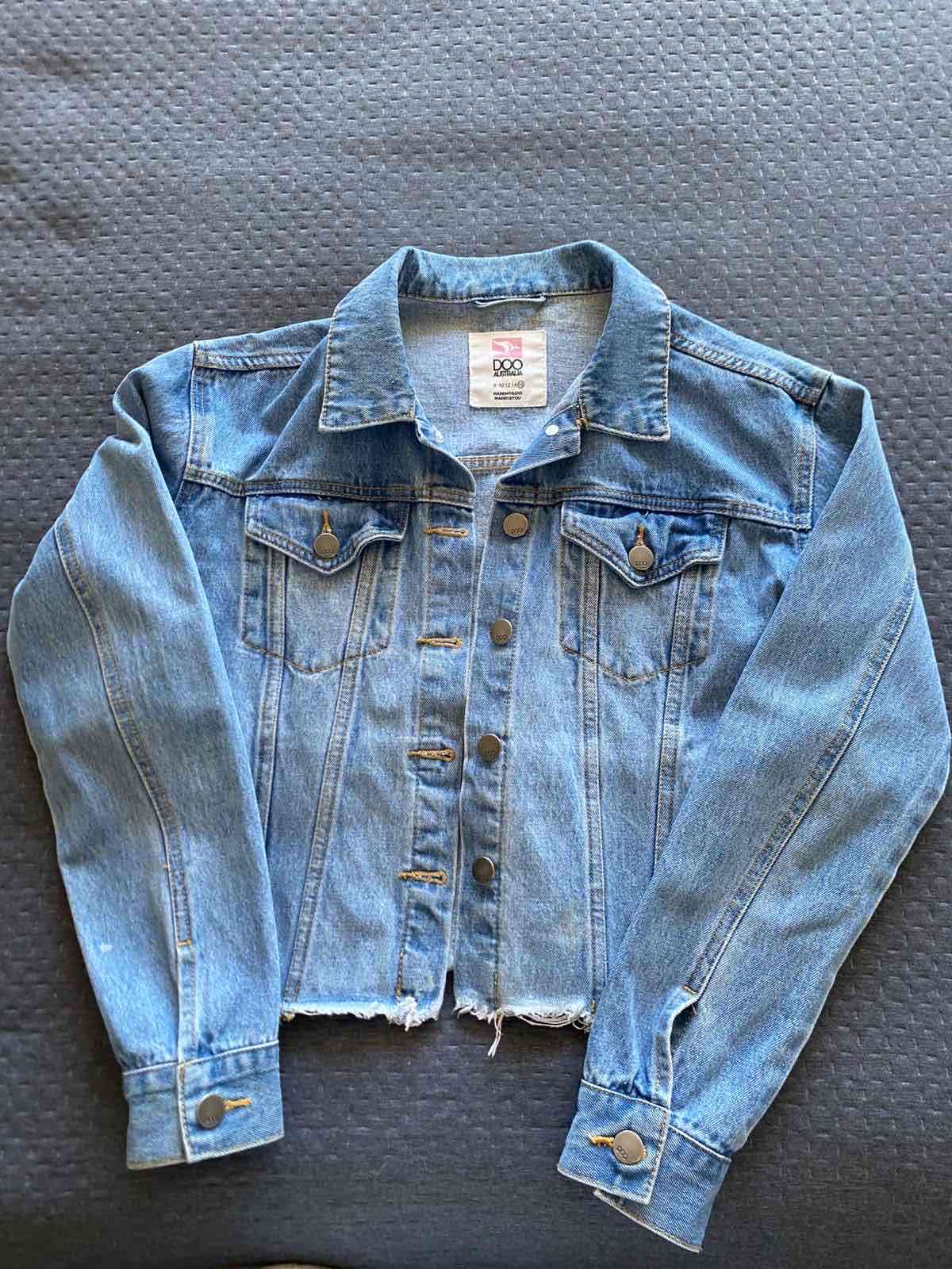 Chaqueta de mezclilla azul clara