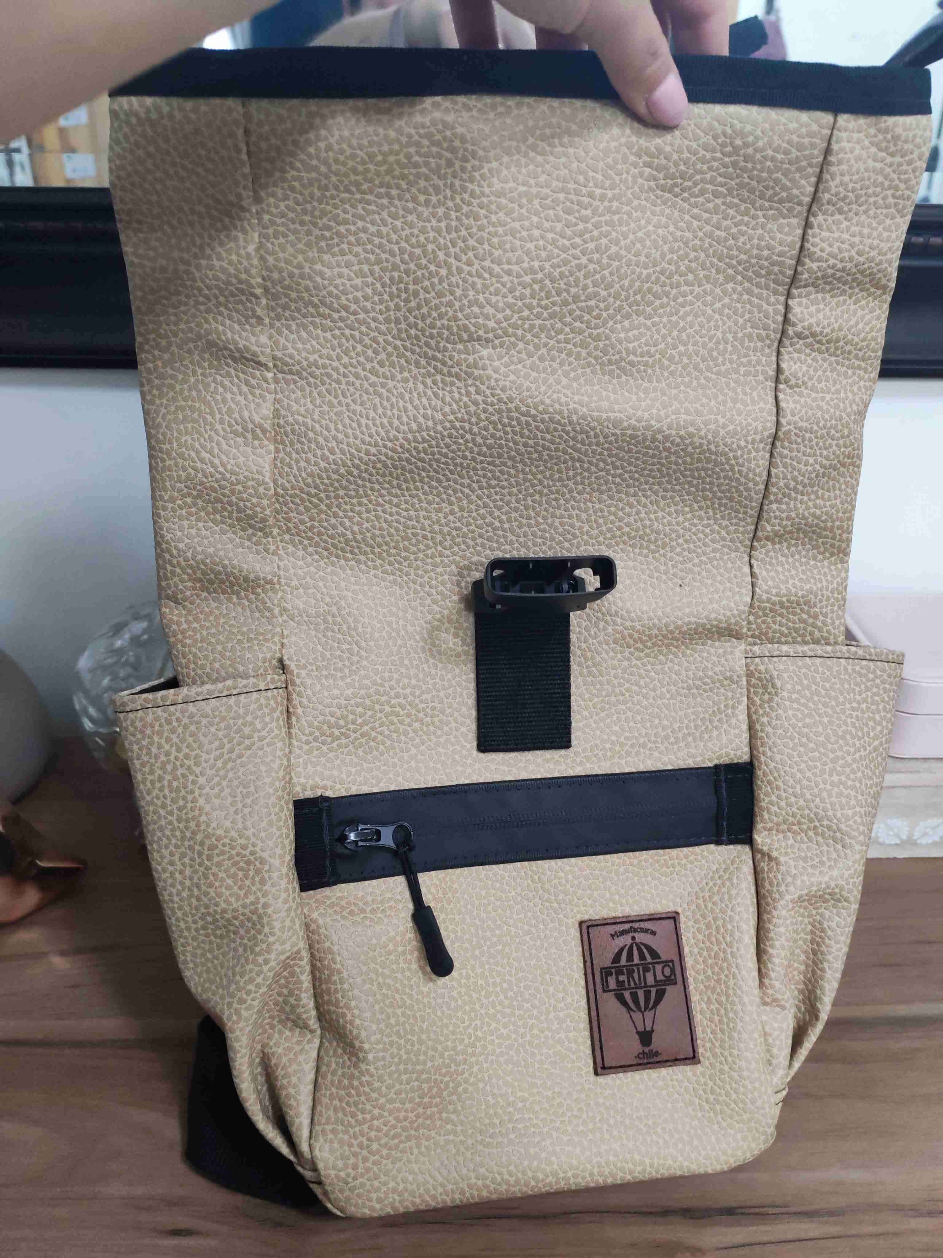 Mochila beige con detalle negro - miniatura 3