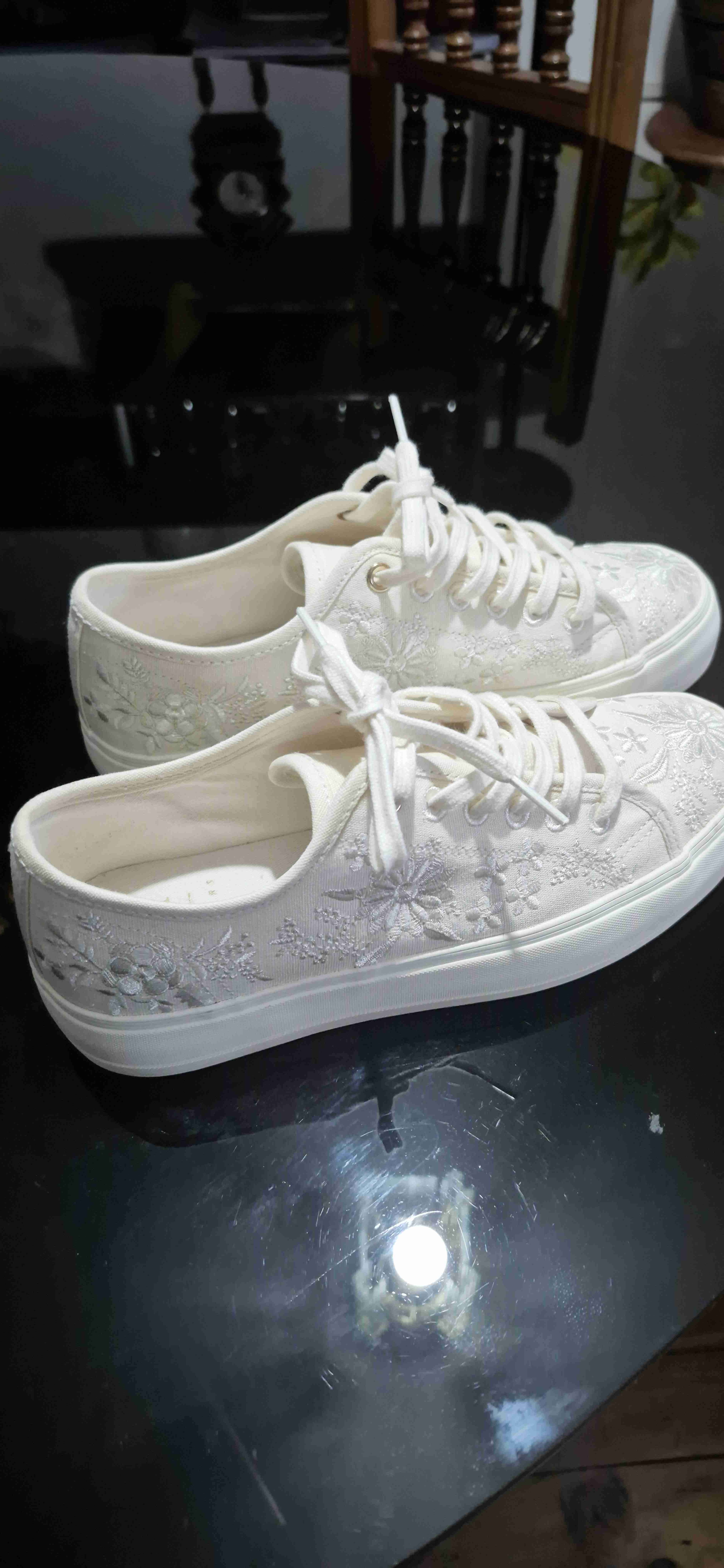 Zapatillas blancas Zara bordadas - miniatura 3